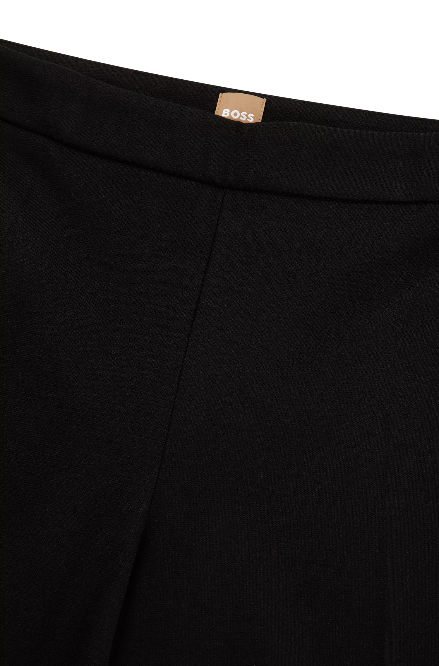 Calça BOSS preta, corte regular, em tecido elástico com pernas afuniladas.