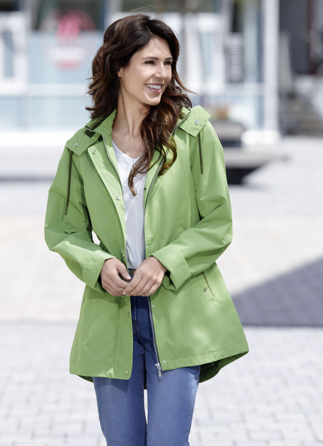 Funktionsjacke mit kleinem Regenschild an der abnehmbaren Kapuze