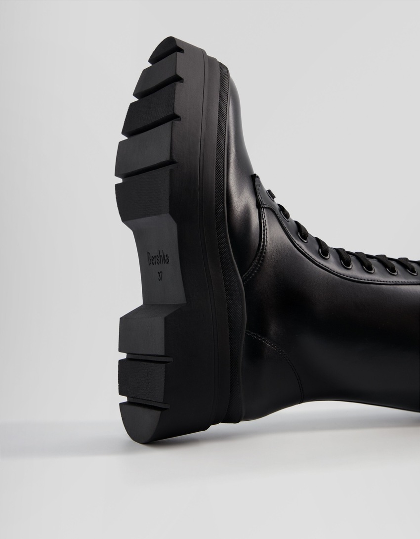 Botas planas com cadarço e zíper