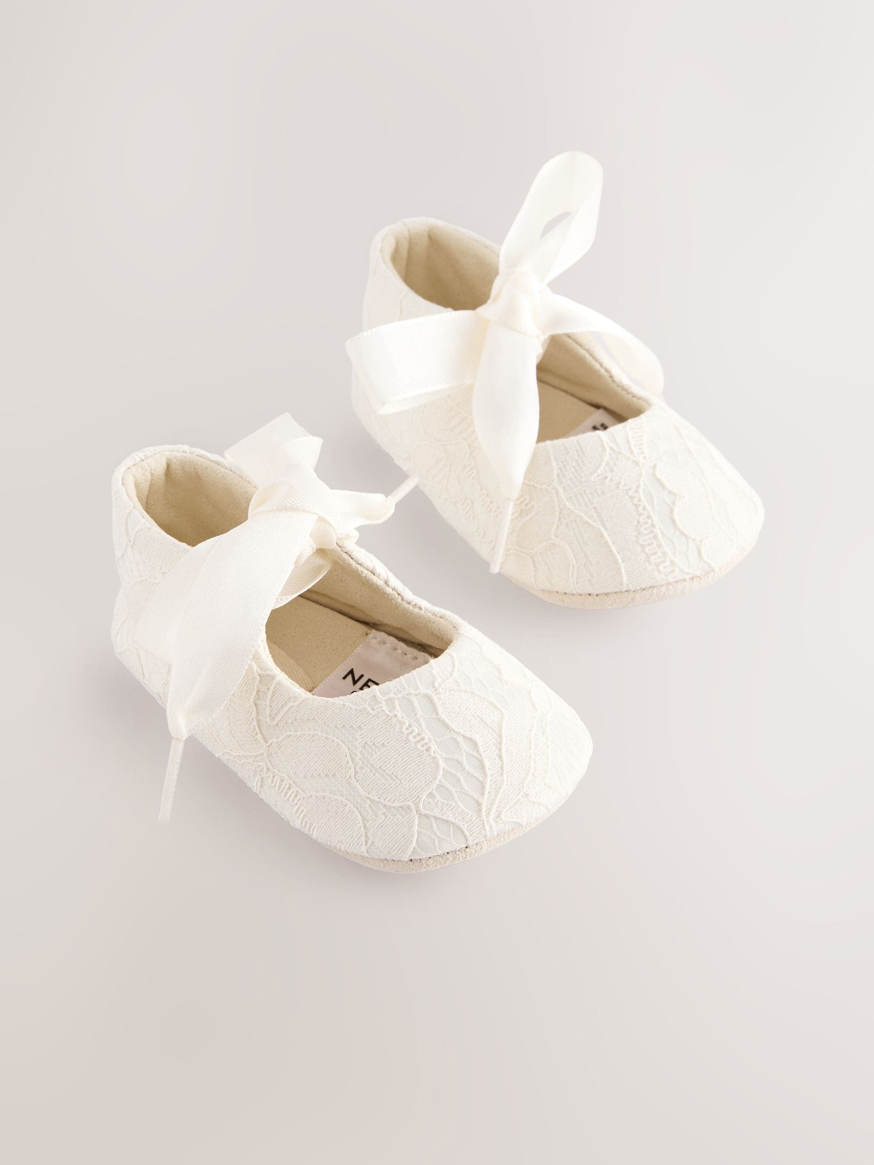 Crèmekleurig kant - Feestelijke babyschoenen met strik vooraan (0 - 24 mnd)