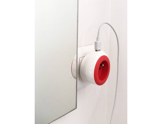 WATT&CO - Chargeur secteur USB intégré - rouge - Câble 3 en 1 fourni