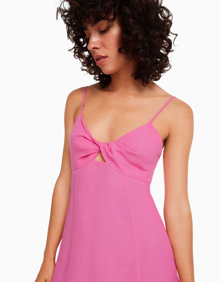 Vestido curto de linho misto com alças finas e detalhe de nó.