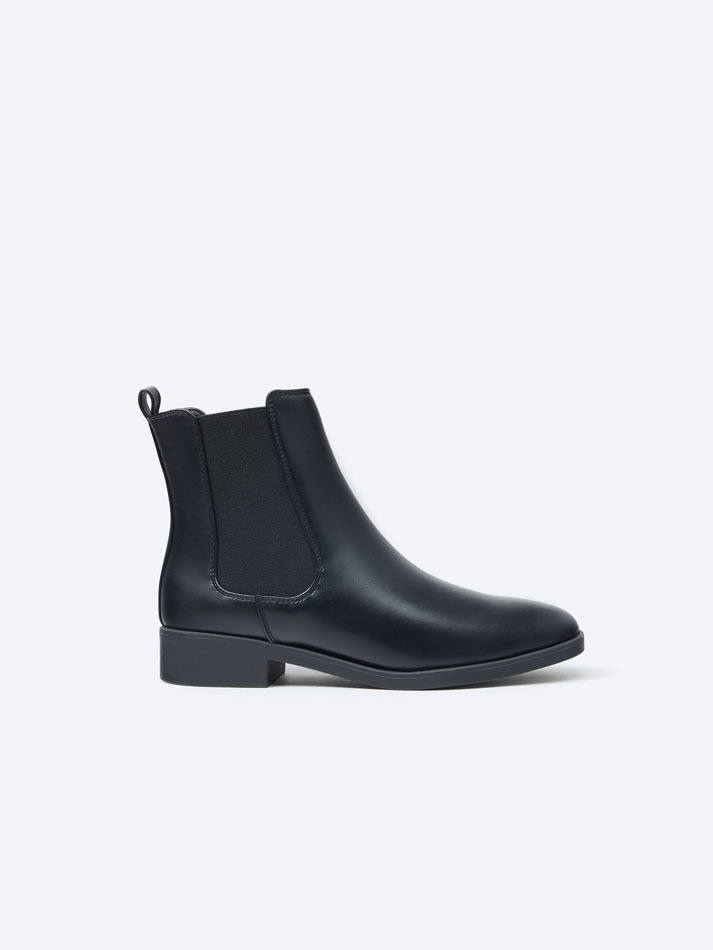 Bota de cano curto sem salto - Preta
