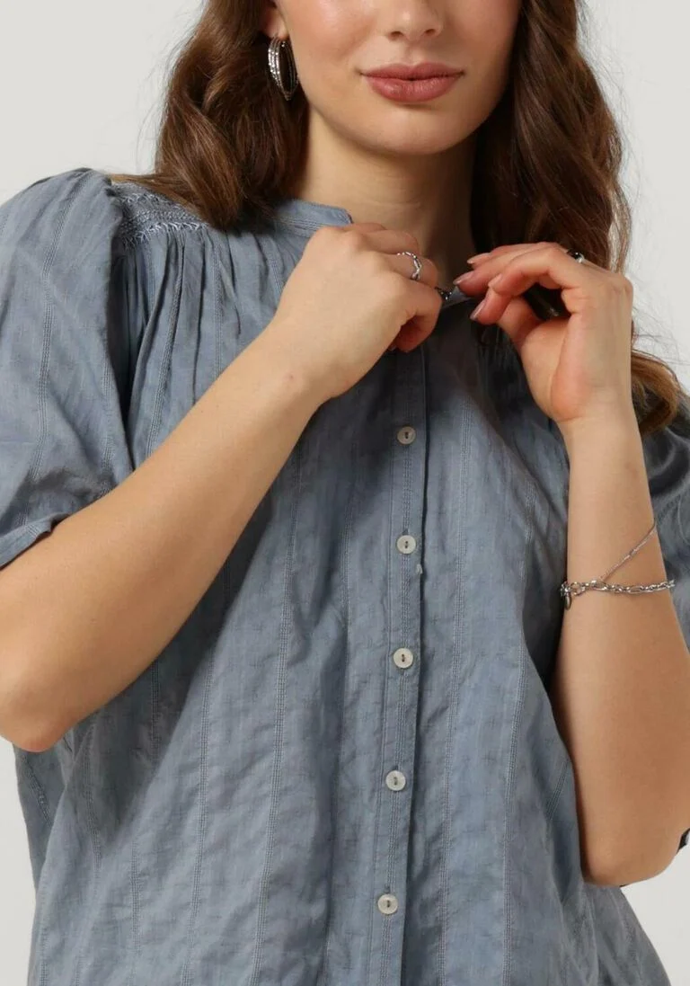 RUBY TUESDAY lichtblauwe ruby tuesday blouse safir blouse with half sleeves and smock on shoulder