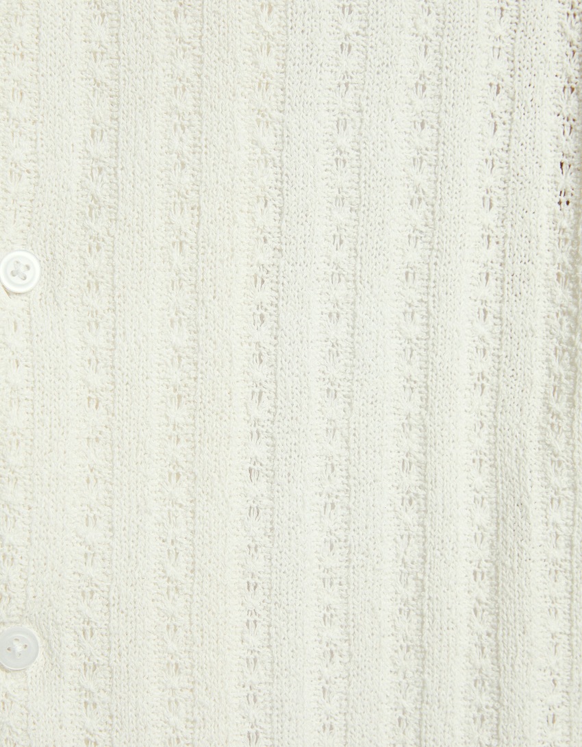Camisa de malha jacquard aberta com mangas curtas.