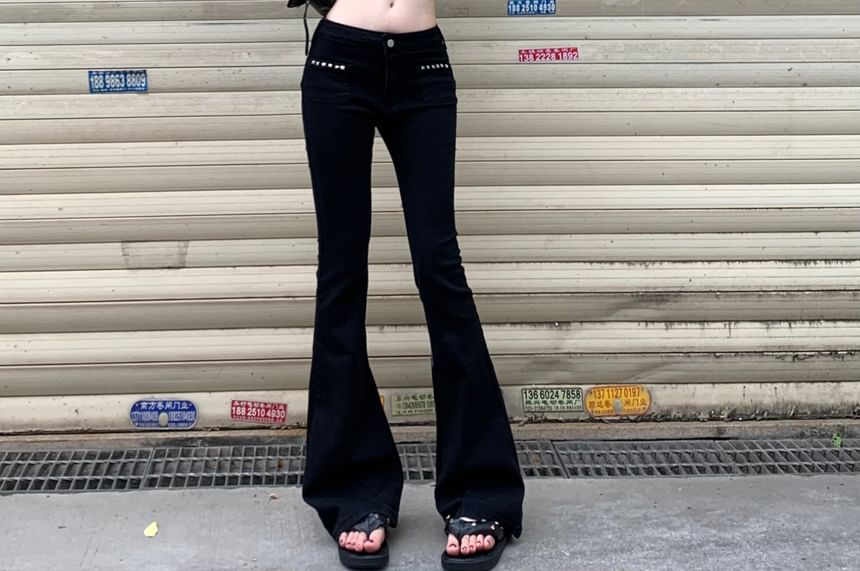 GANGER - Tanktop met geribbelde, effen kraag en lage taille / jeans met studs en uitlopende pijpen