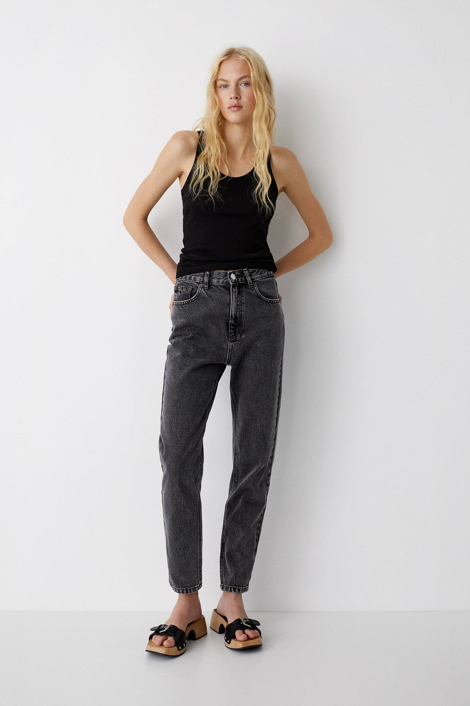Calça jeans básica estilo mom fit - cinza antracite
