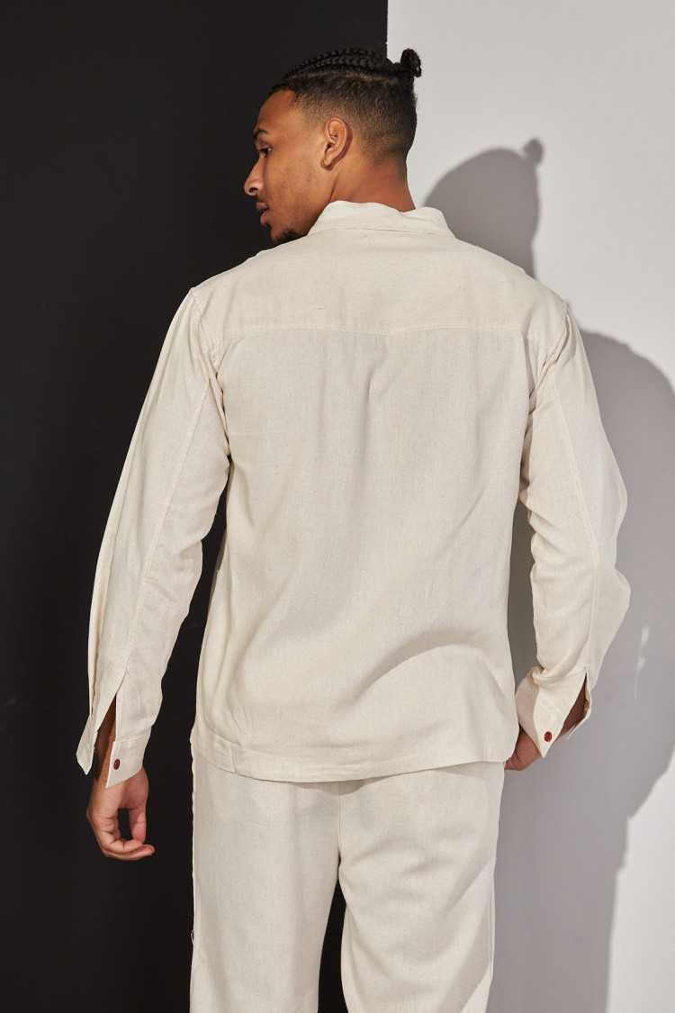 Chemise en lin beige à boutons rouge