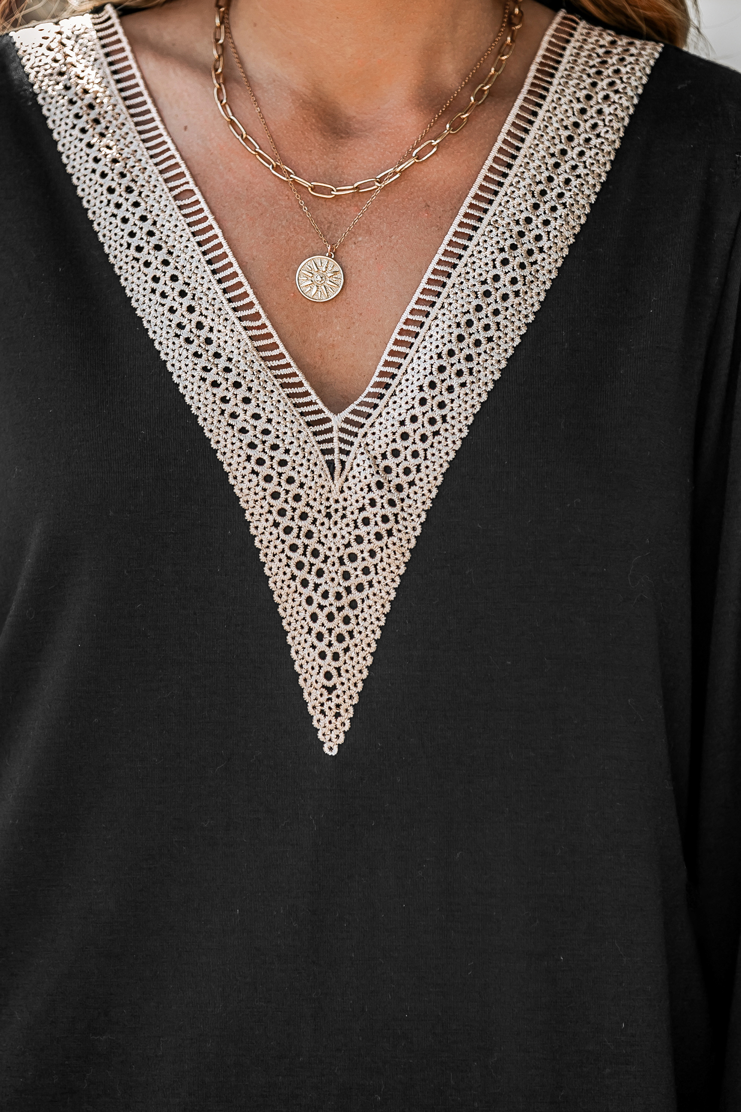 Robe mini à col en V en broderie