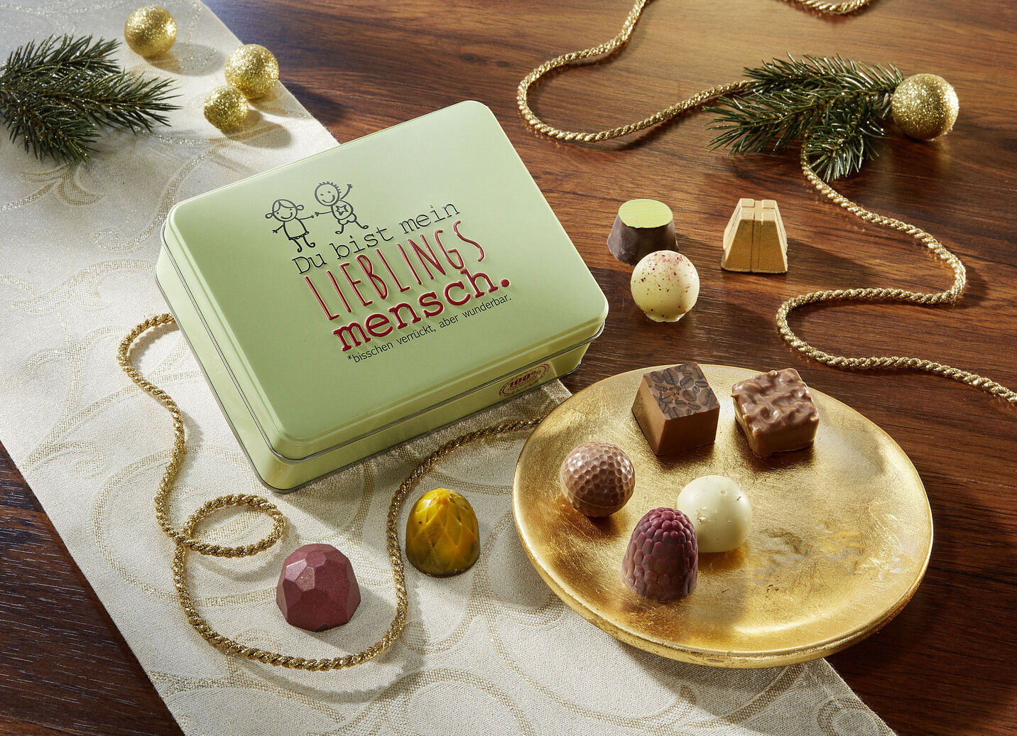 Geschenkdose mit handgefertigten Pralinen und Trüffel