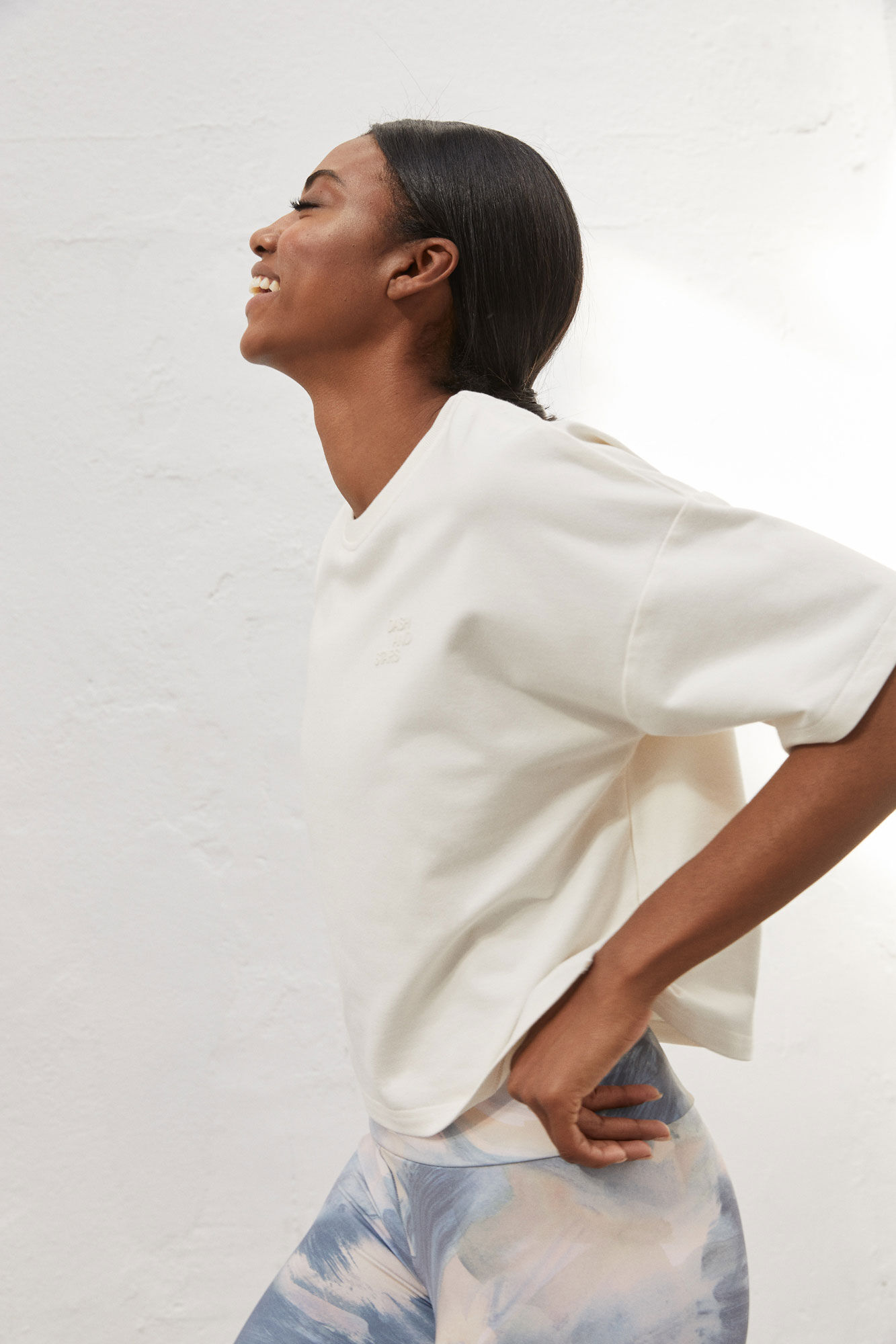 Camiseta branca cropped - bege