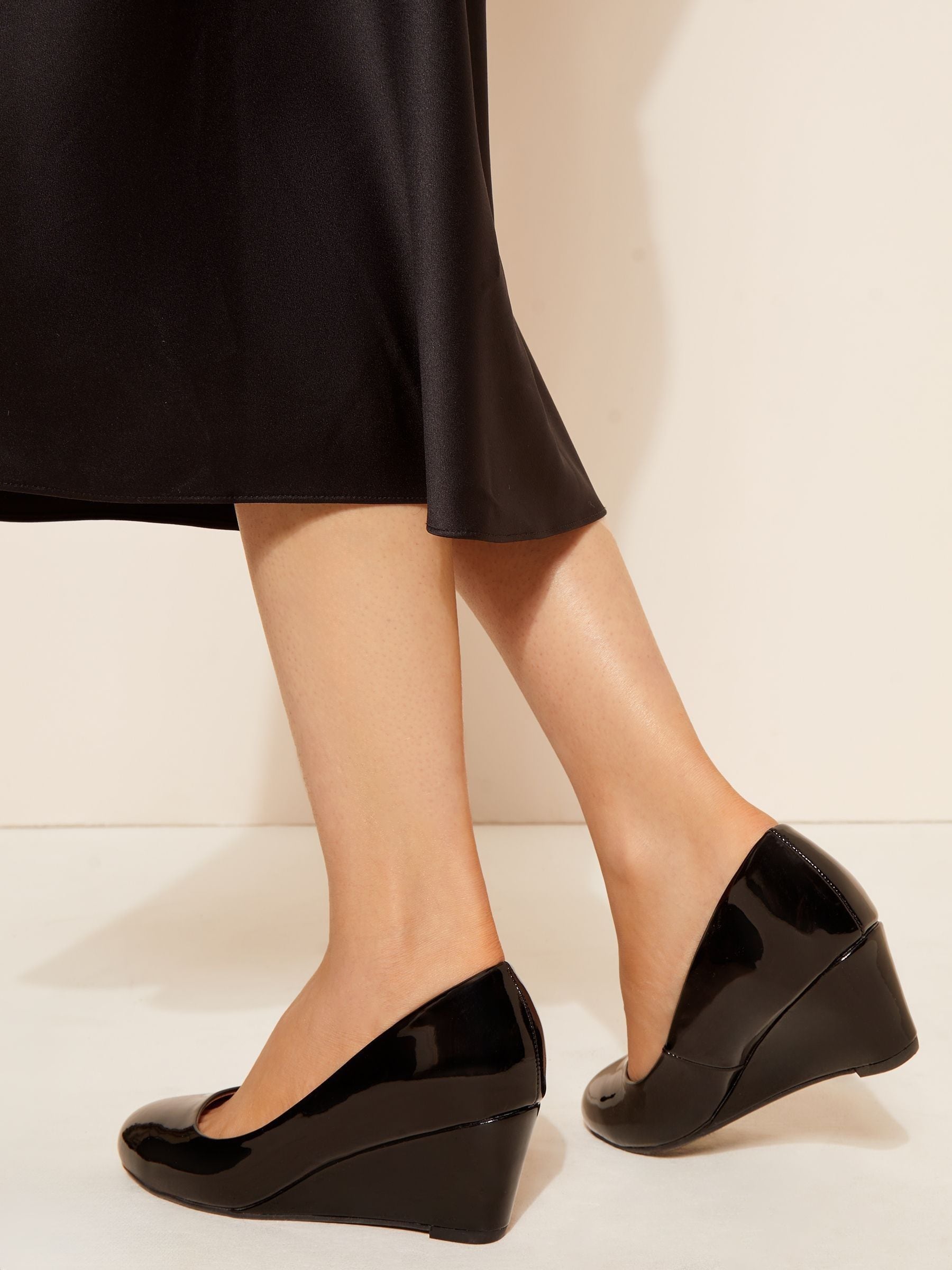 Zwart - Friends Like These pumps met ronde neus en middelhoge sleehak