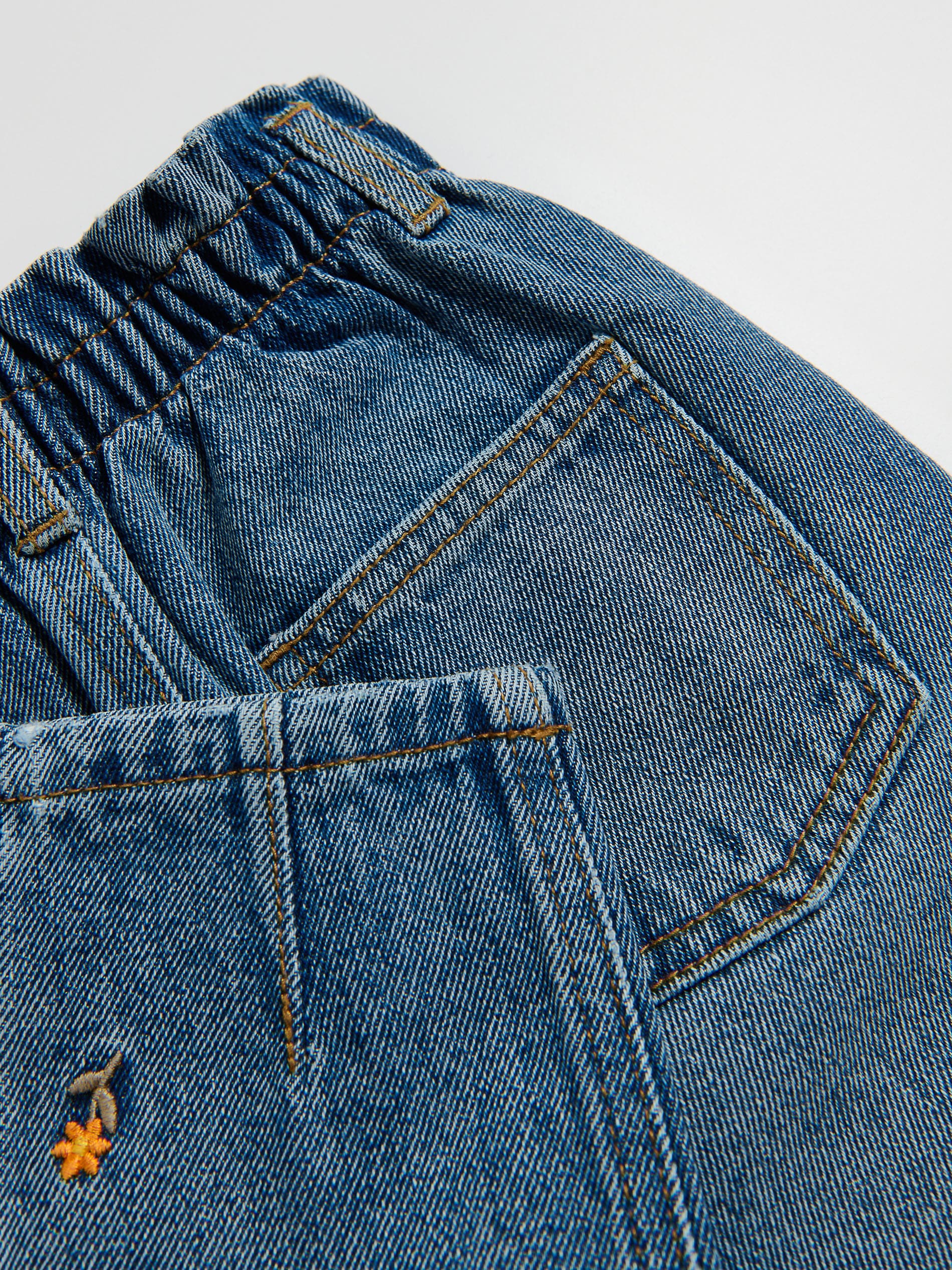 Paperbag-Jeans mit Stickerei