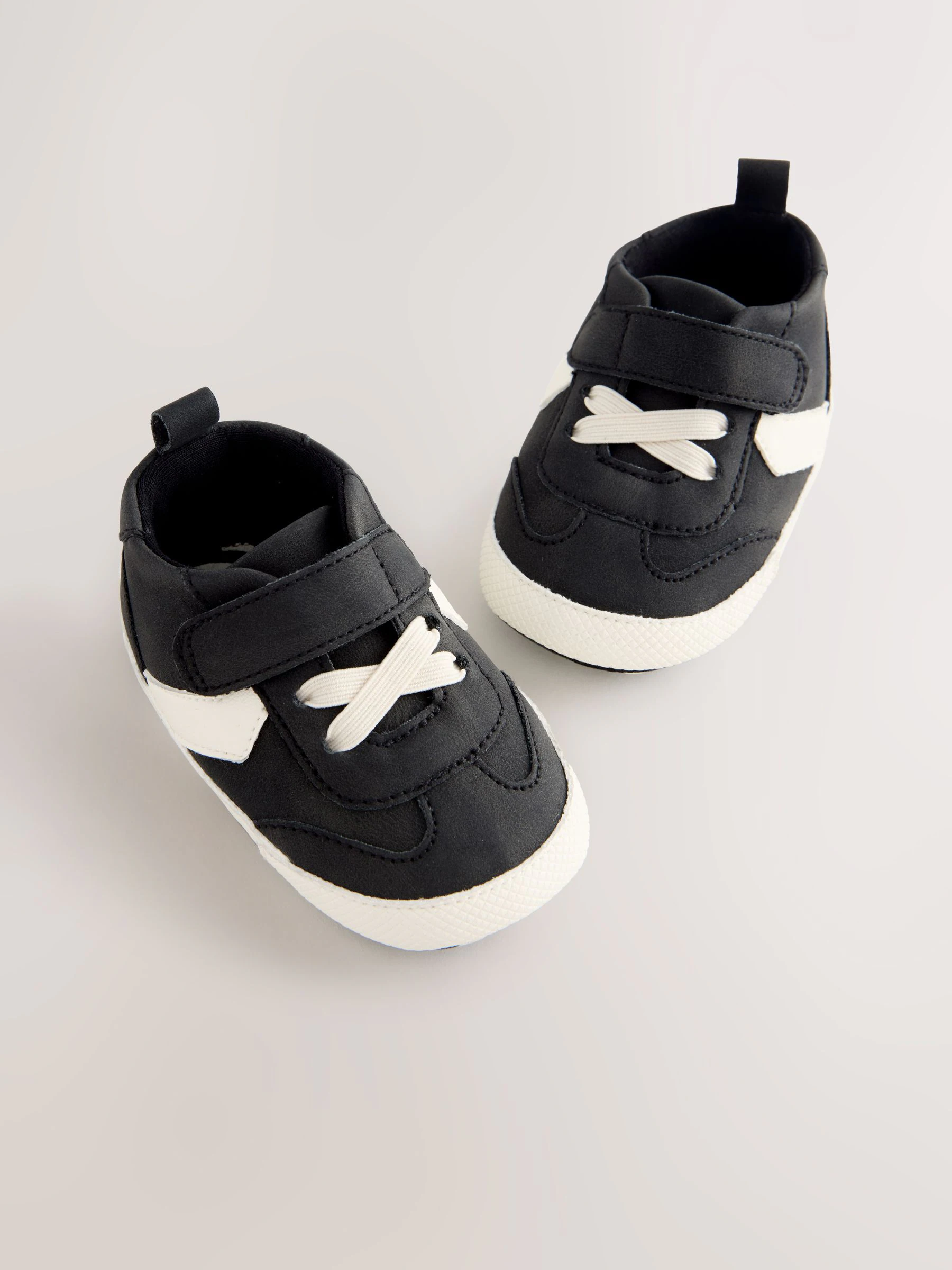 Zwart/wit - Babysneakers met klittenbandsluiting, elastische veters en visgraatmotief (0 - 2 mnd)