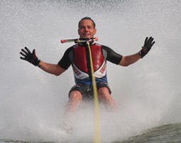 Barfuss-Wasserski fahren auf der Donau als Geschenk