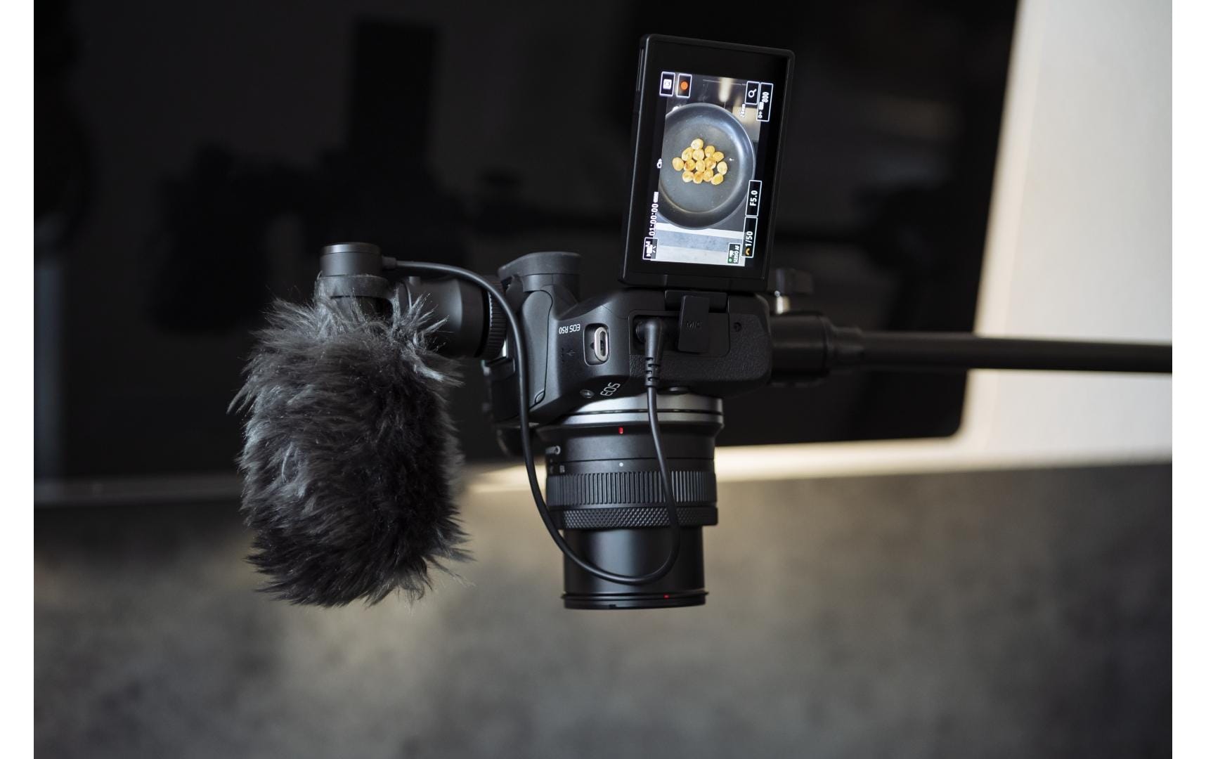 Fotokamera EOS R50 Kit RF-S 18-45 Schwarz<br>Perfekte Einstieg in die EOS R Reihe für aktive Content Creator