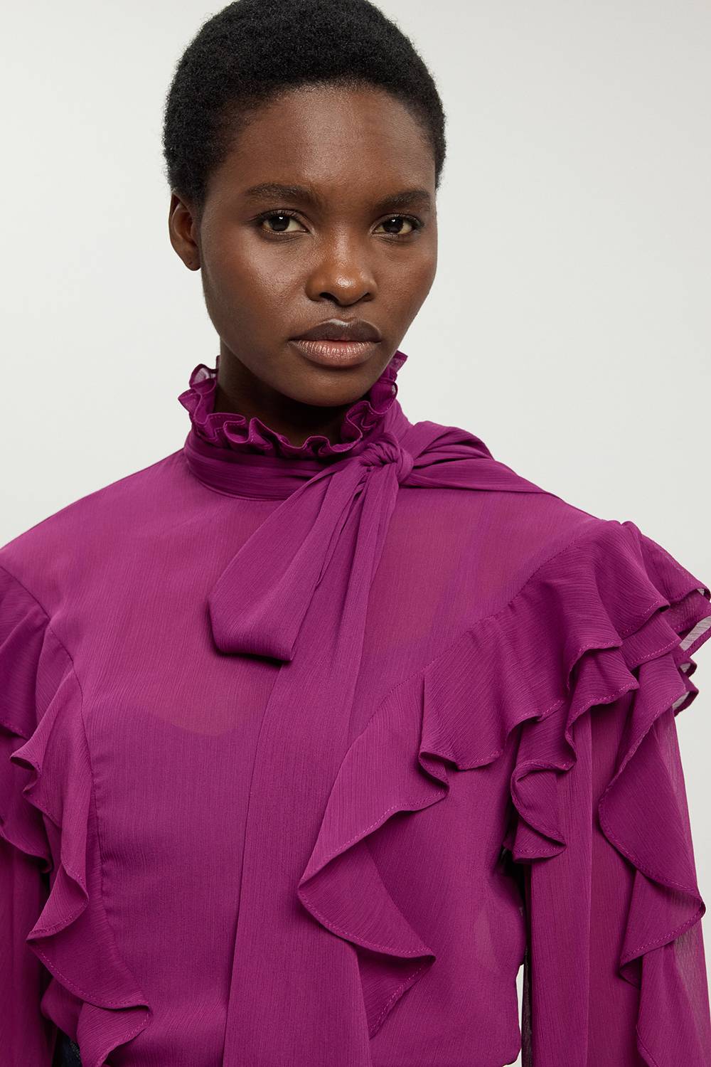 KarenMillen Blouse en Georgette Froissée à Volants avec Nœud Lavallière