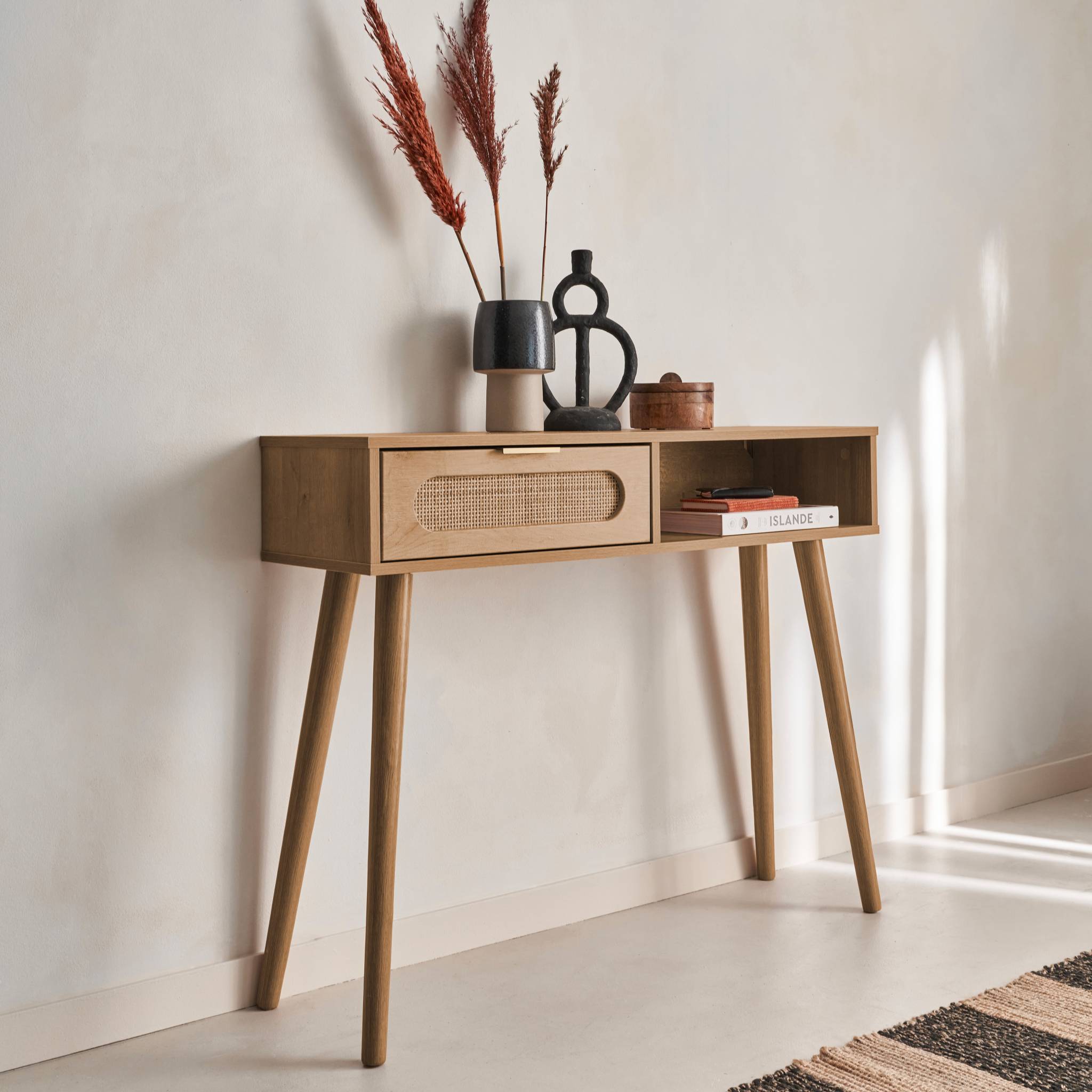 sweeek - Scandinavische console met houtdecor en afgerond riet