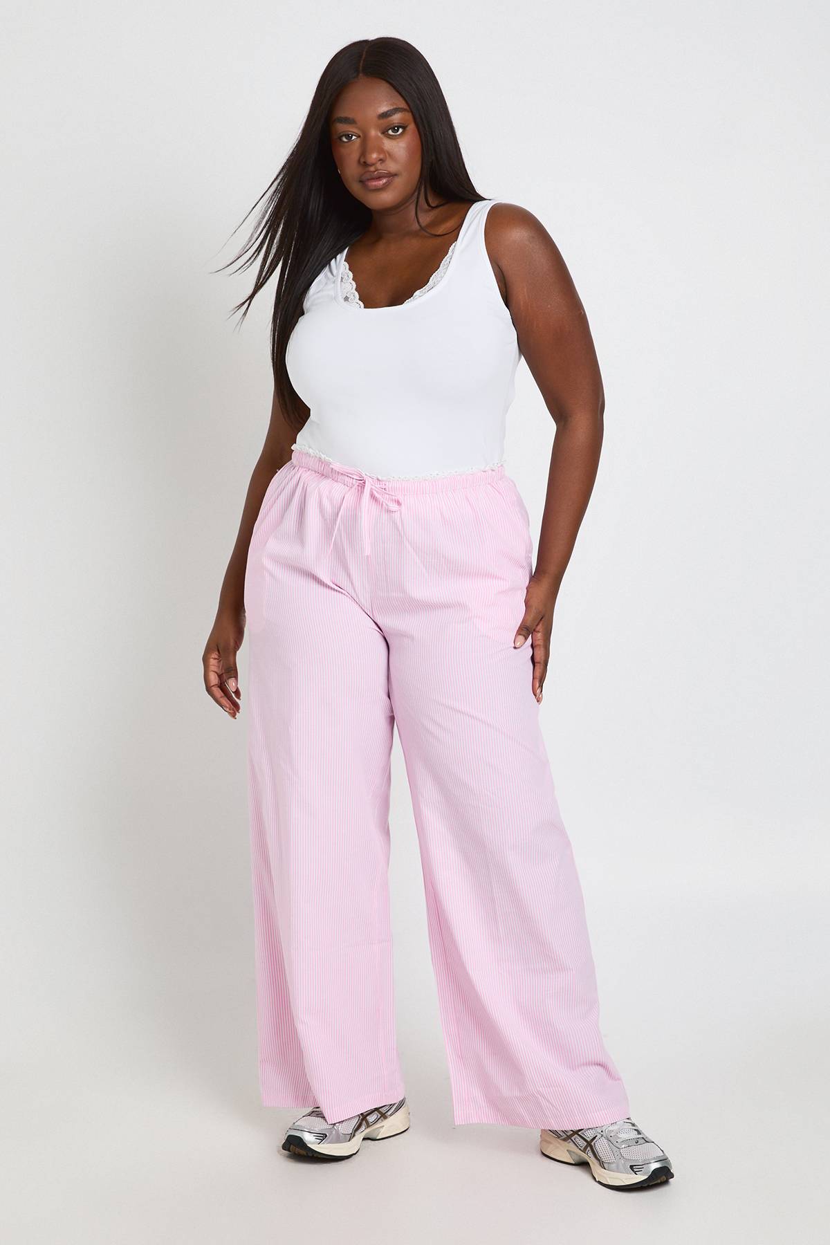 boohoo Débardeur En Coton Grande Taille Avec Bretelles Fines Et Finitions En Dentelle