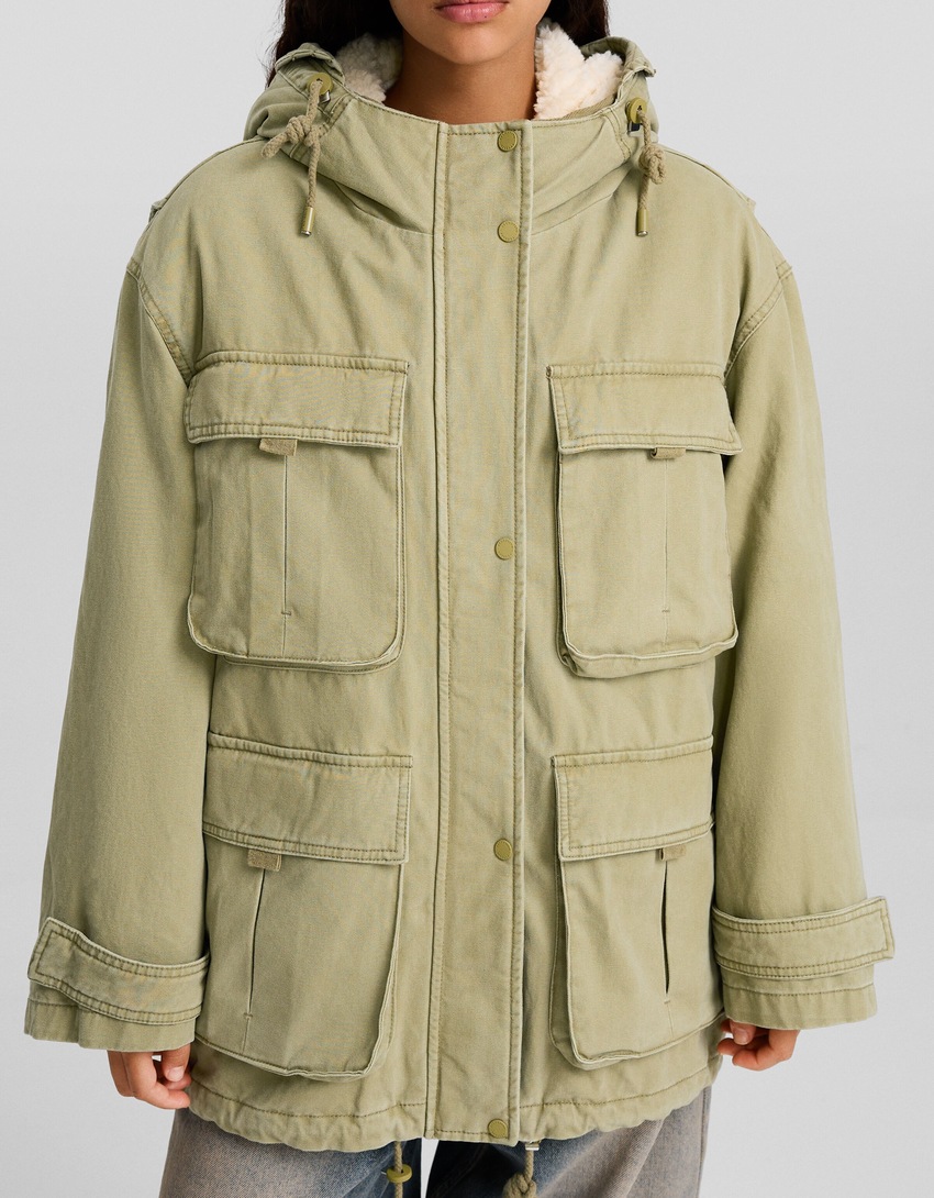 Parka comprida de algodão com forro de imitação de pele de carneiro.