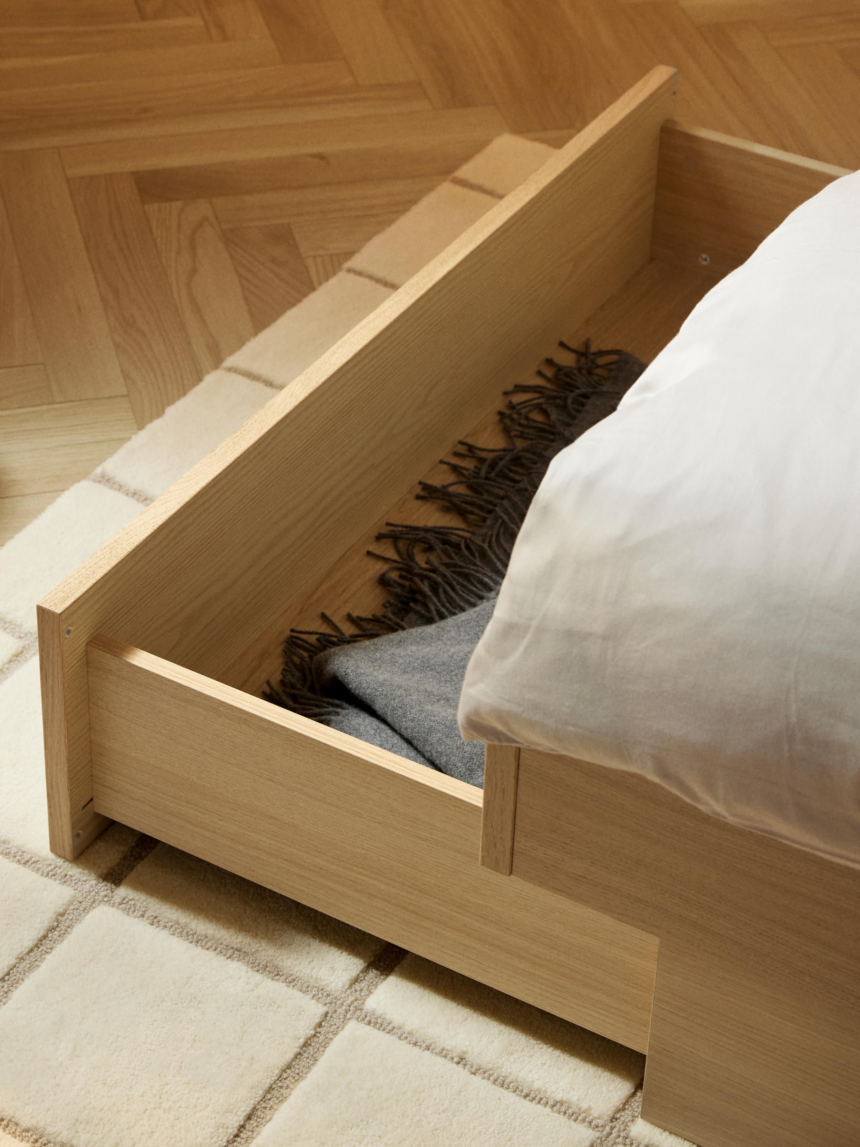 Houten bed Sato met lades