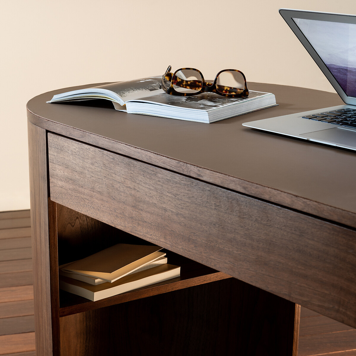 AM.PM<br>Mesa de escritório com folheado de nogueira e couro, Abbas