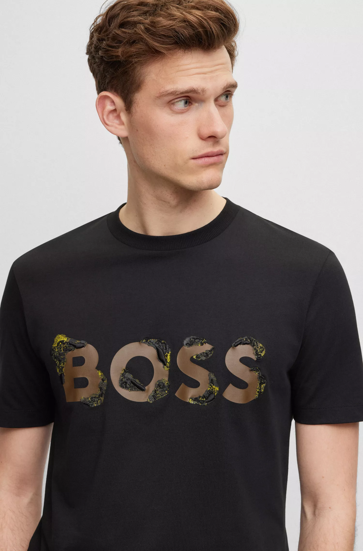 Camiseta BOSS preta em malha de algodão com logotipos estampados e bordados.