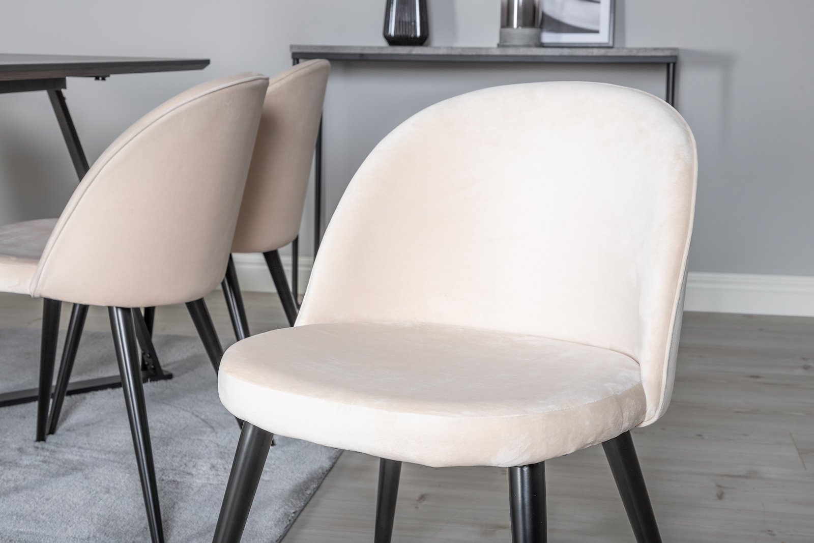 Marina og Velvet Spisegruppe Marina spisebord i sort med 6 stk. Velvet spisestoler i Beige fløyel og sorte ben.