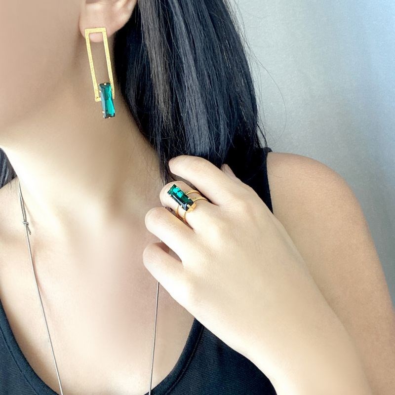 Boucles d'oreilles pendantes en plaqué or ornées d'une pierre cristal vert - Bijou de créateur