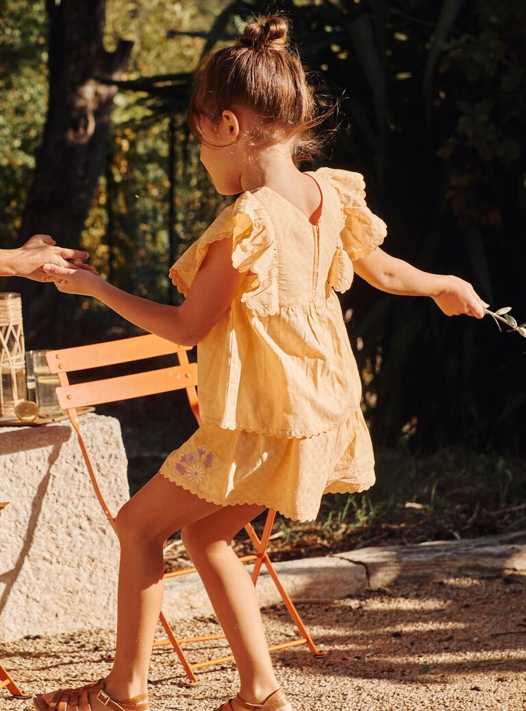 Short orange clémentine à broderies fleuries