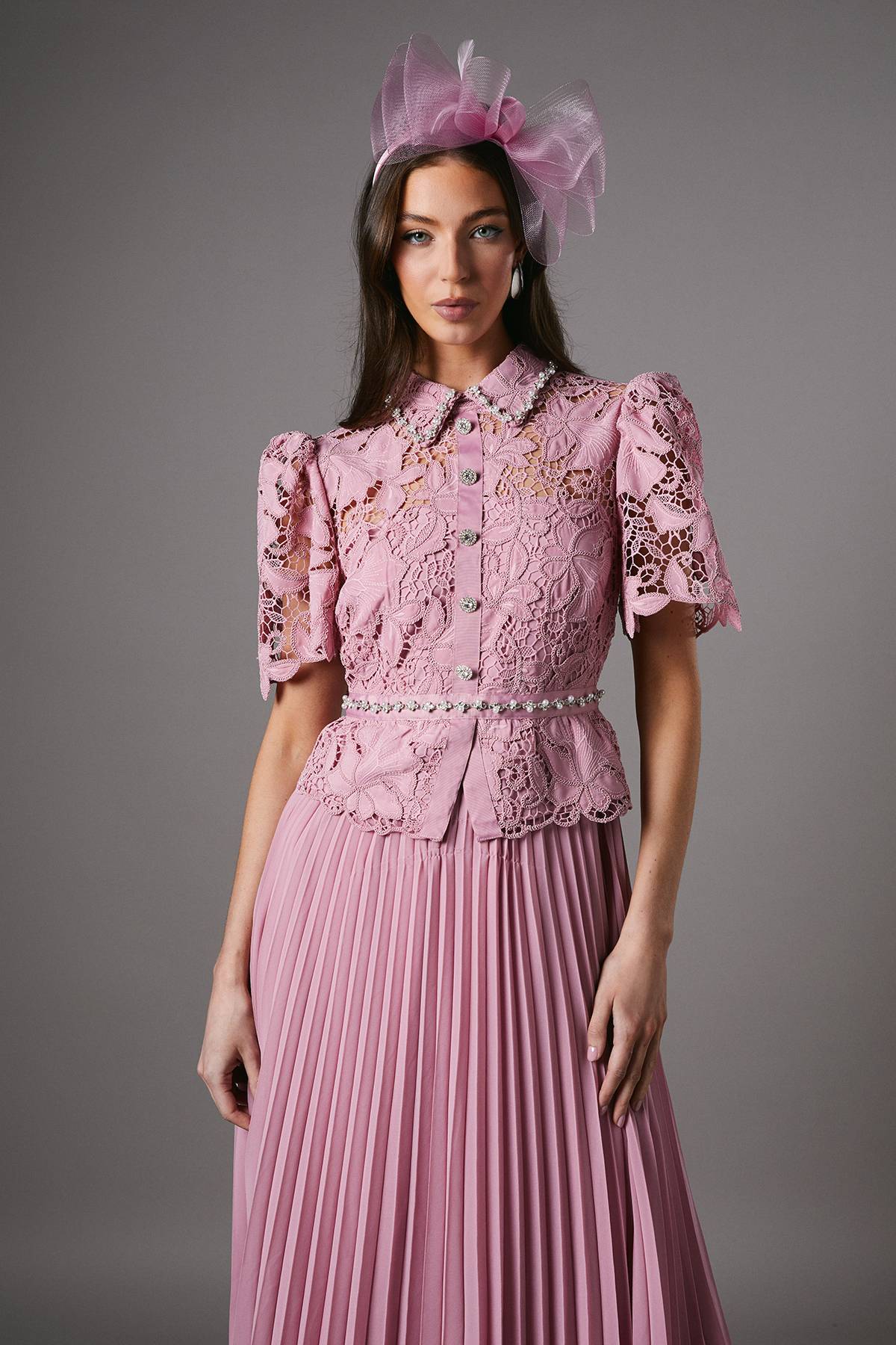 Coast Robe à Corsage en Dentelle et Jupe Plissée avec Boutons Bijoux