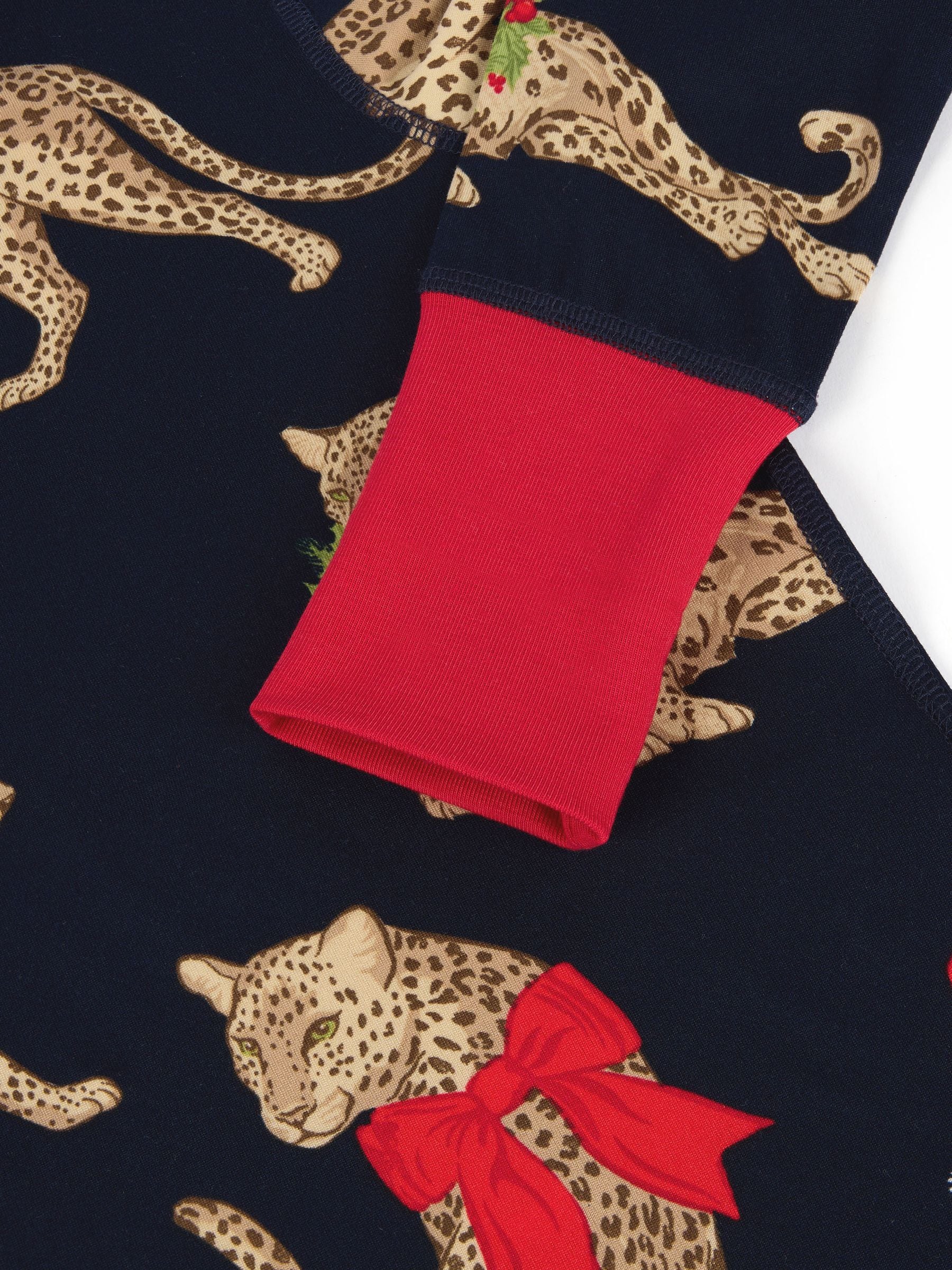 Chelsea Peers lange pyjama met kerstluipaardprint