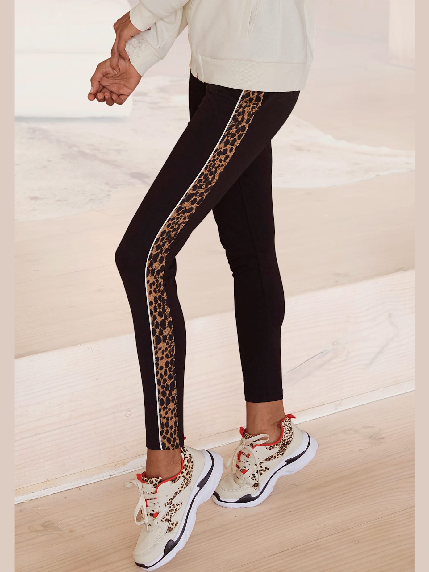 Legging avec détails léopard sur les côtés.