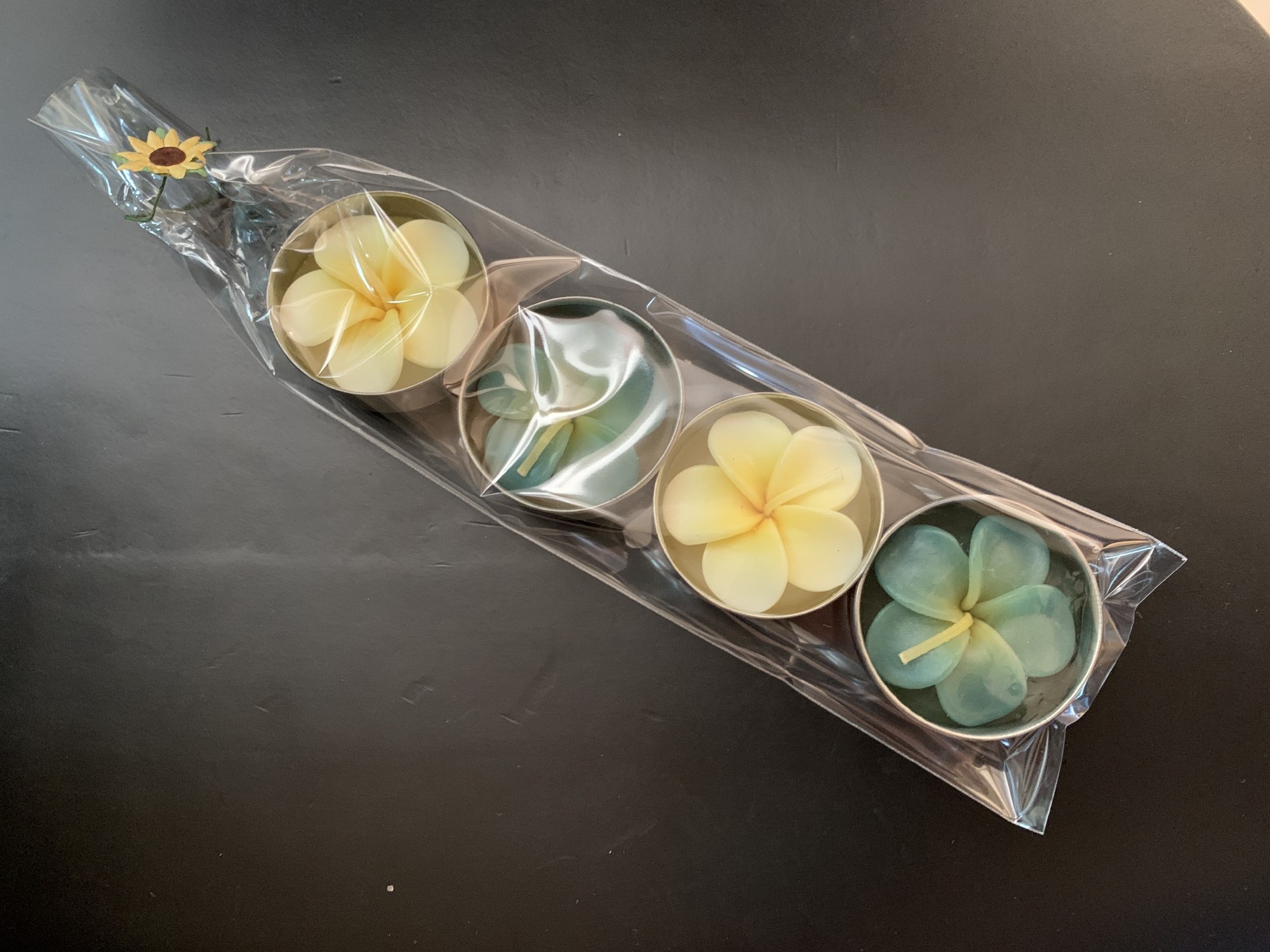 4 Duft-Teelichter 'Blume' handgeformt, gelb, grün von fischer's lagerhaus