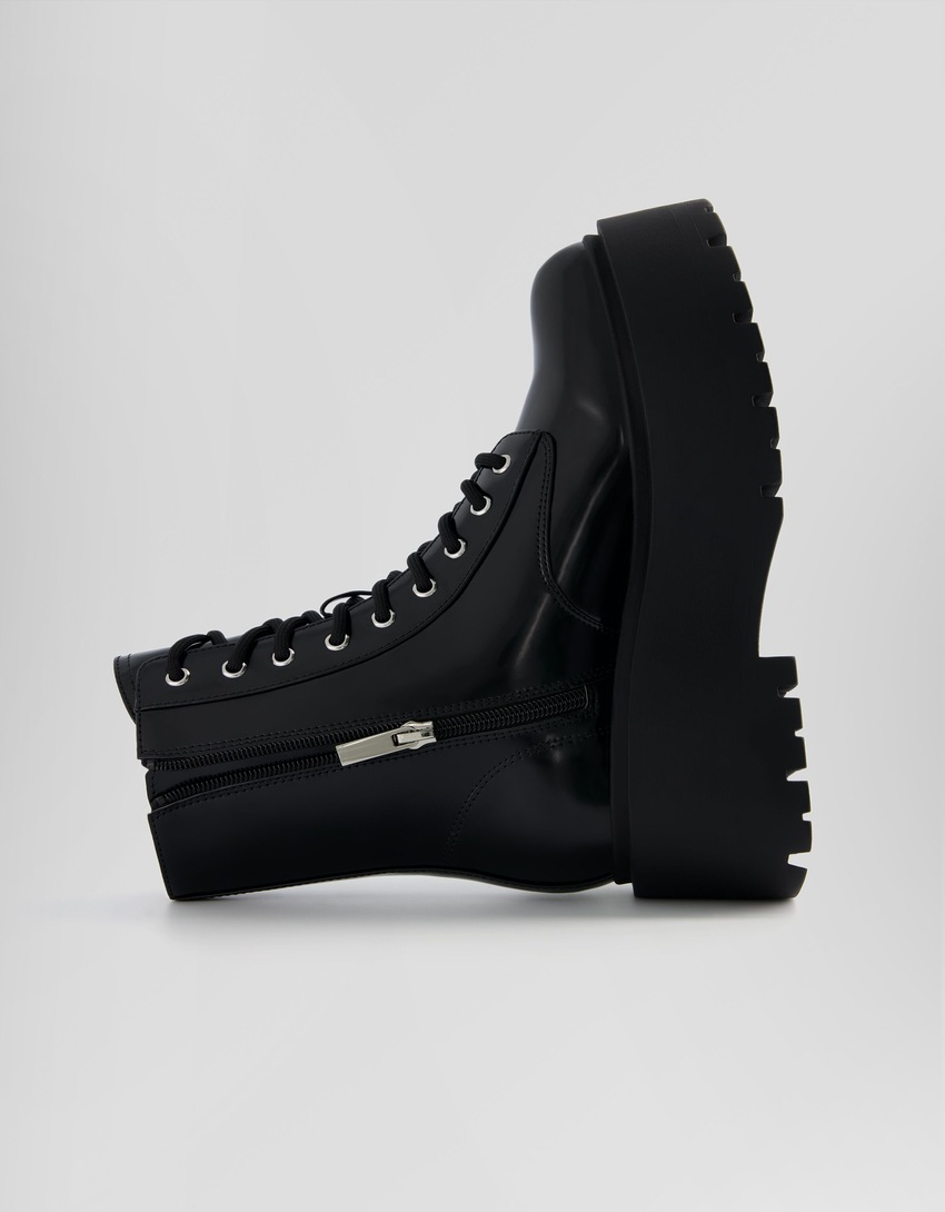 botas de cano curto com plataforma e cadarço