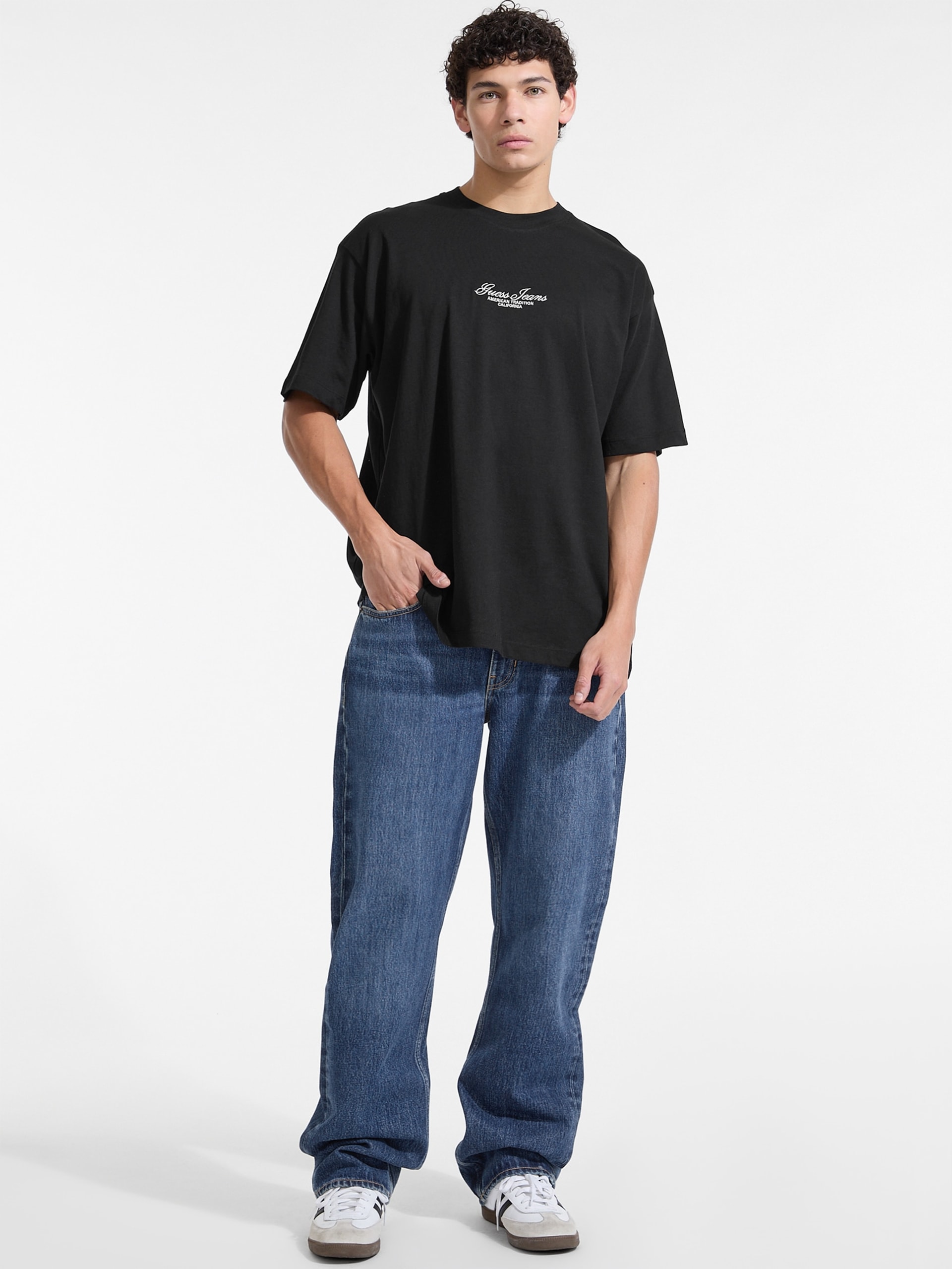Camiseta oversized com logo bordado