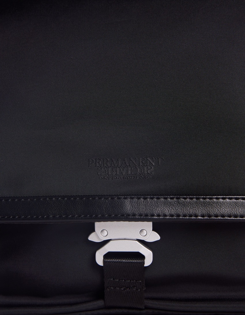 Bolsa transversal contrastante