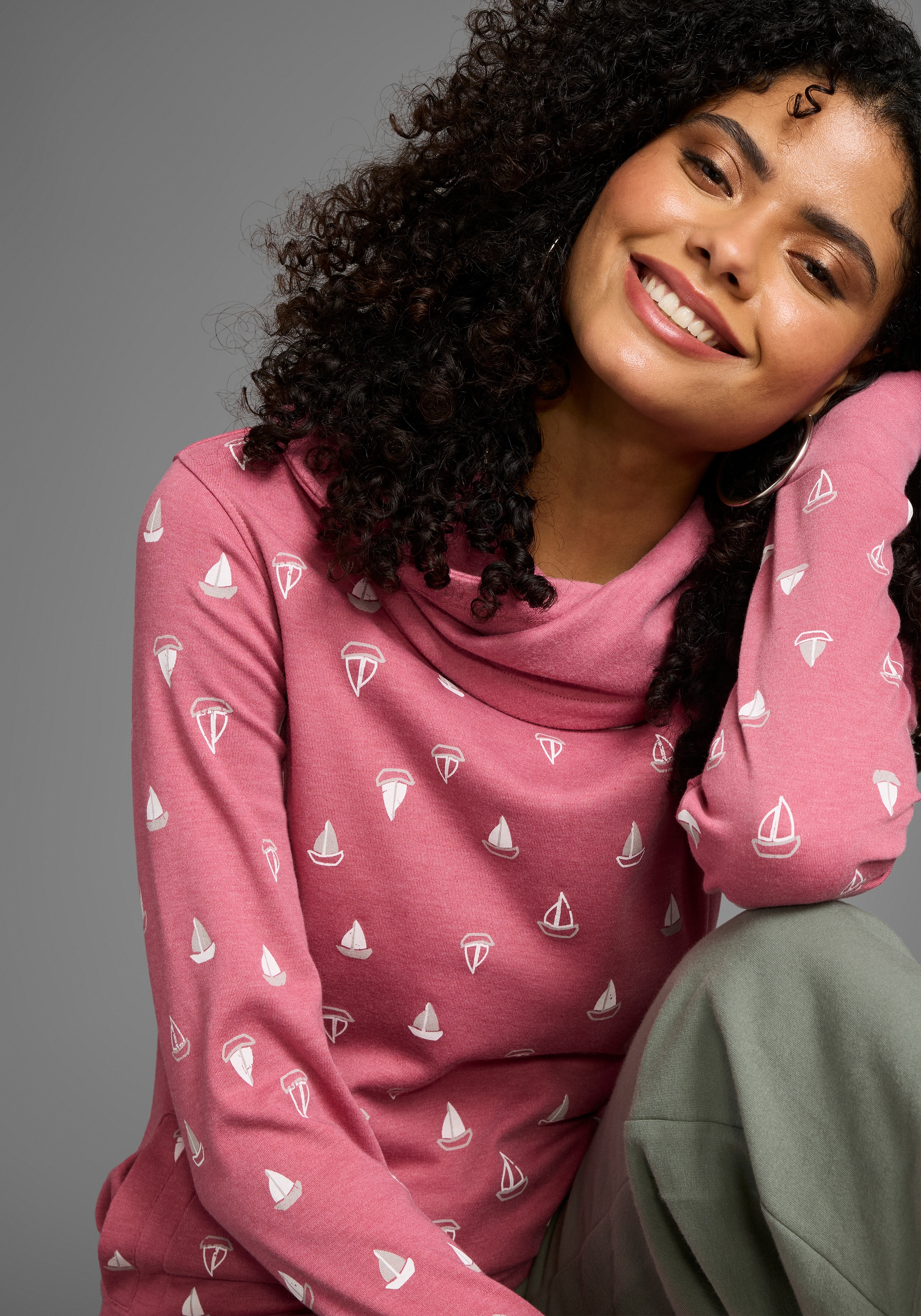 KangaROOS Sweatshirt , Langarm mit Daumenlöchern,  figurbetonter Schnitt,  Schlauchkragen
