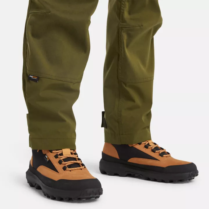 Calças repelentes à água para homem na cor verde.