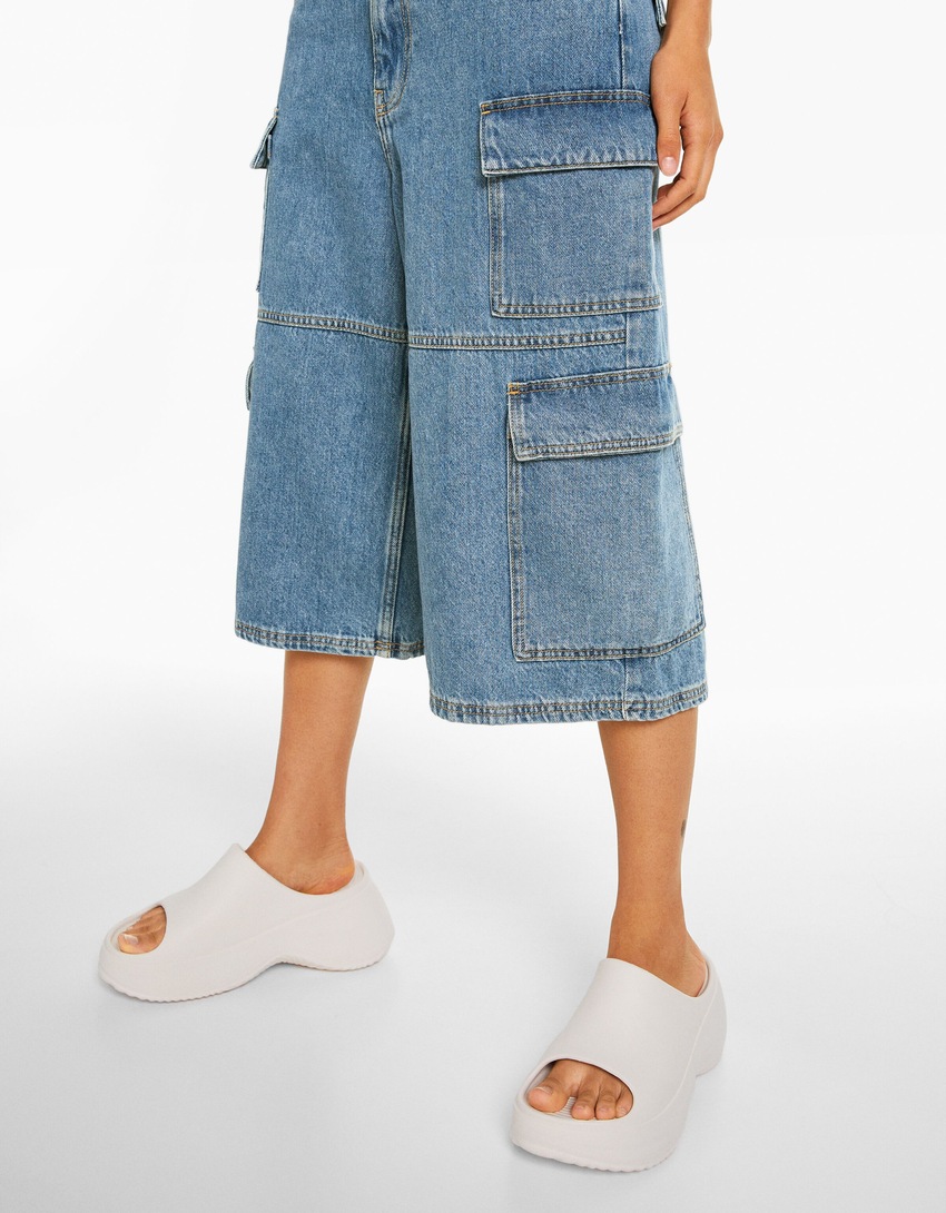 Bermuda cargo folgada em jeans