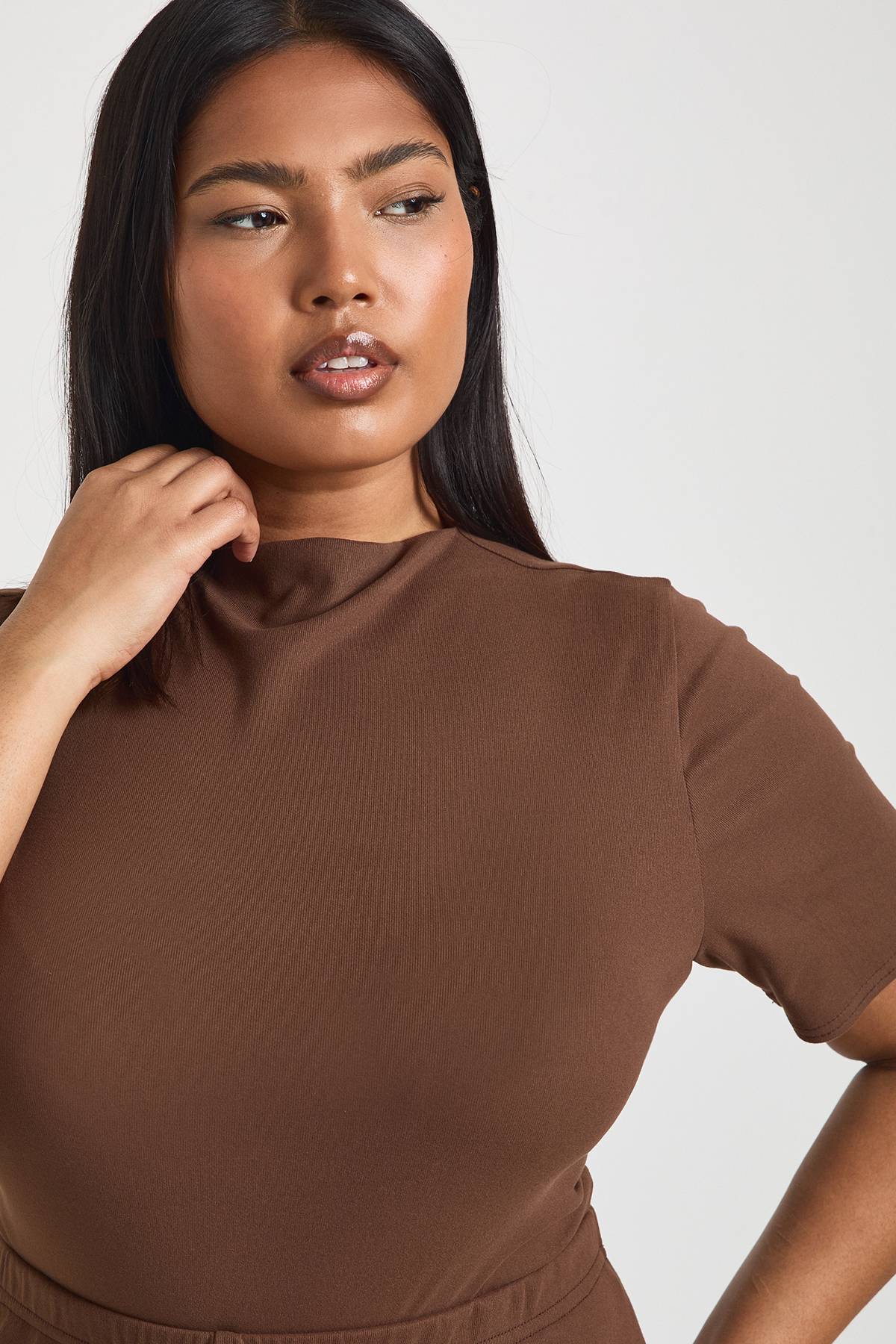 boohoo Body Grande Taille À Manches Courtes En Tissu Ultra Doux Avec Encolure Intégrée