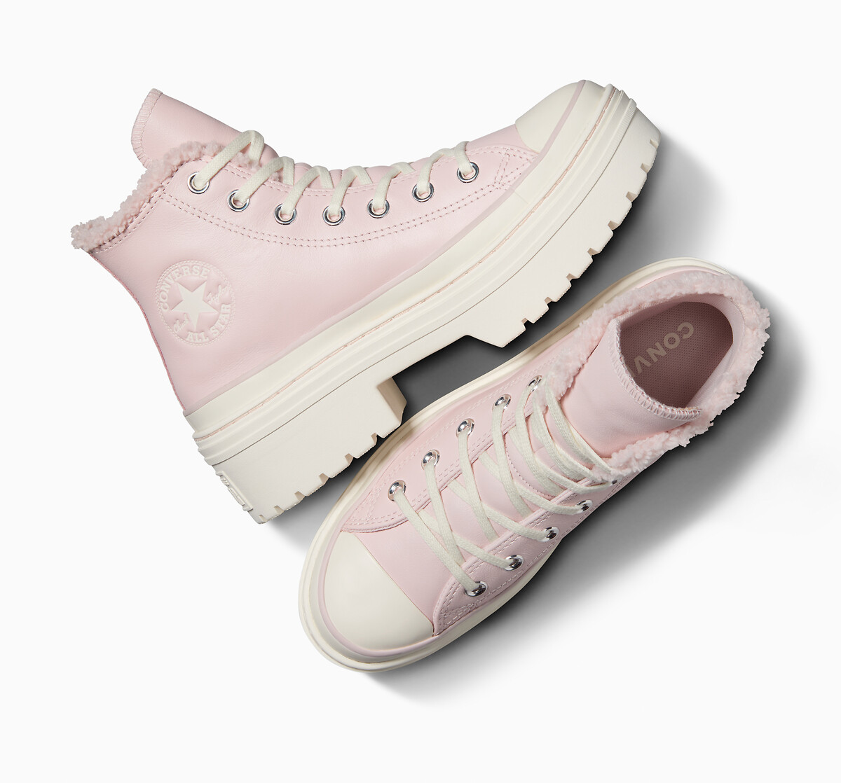 CONVERSE<br>Tênis All Star de couro com calcanhar tratorado, modelo Cozy Essentials