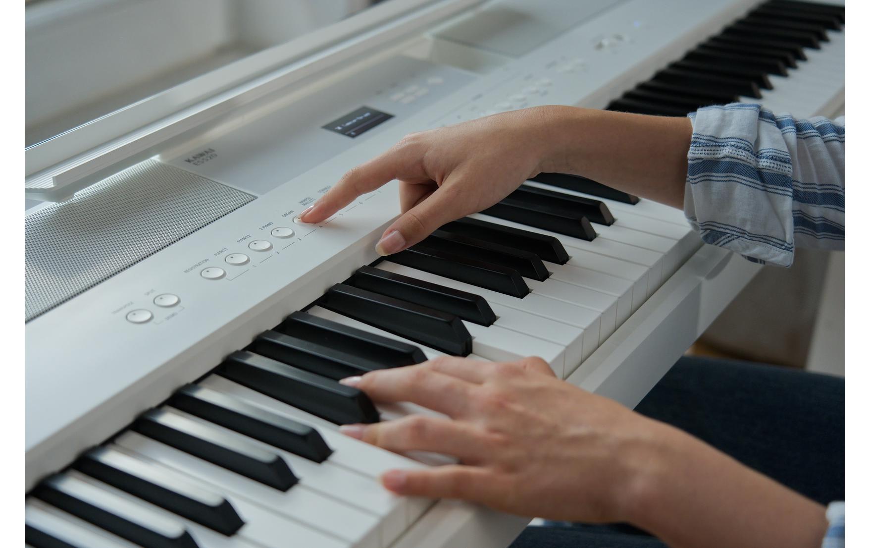 E-Piano ES-520 – Weiss<br>Digitalpiano mit Bluetooth-MIDI-Konnektivität und integrierten Lern- und Aufnahmefunktionen