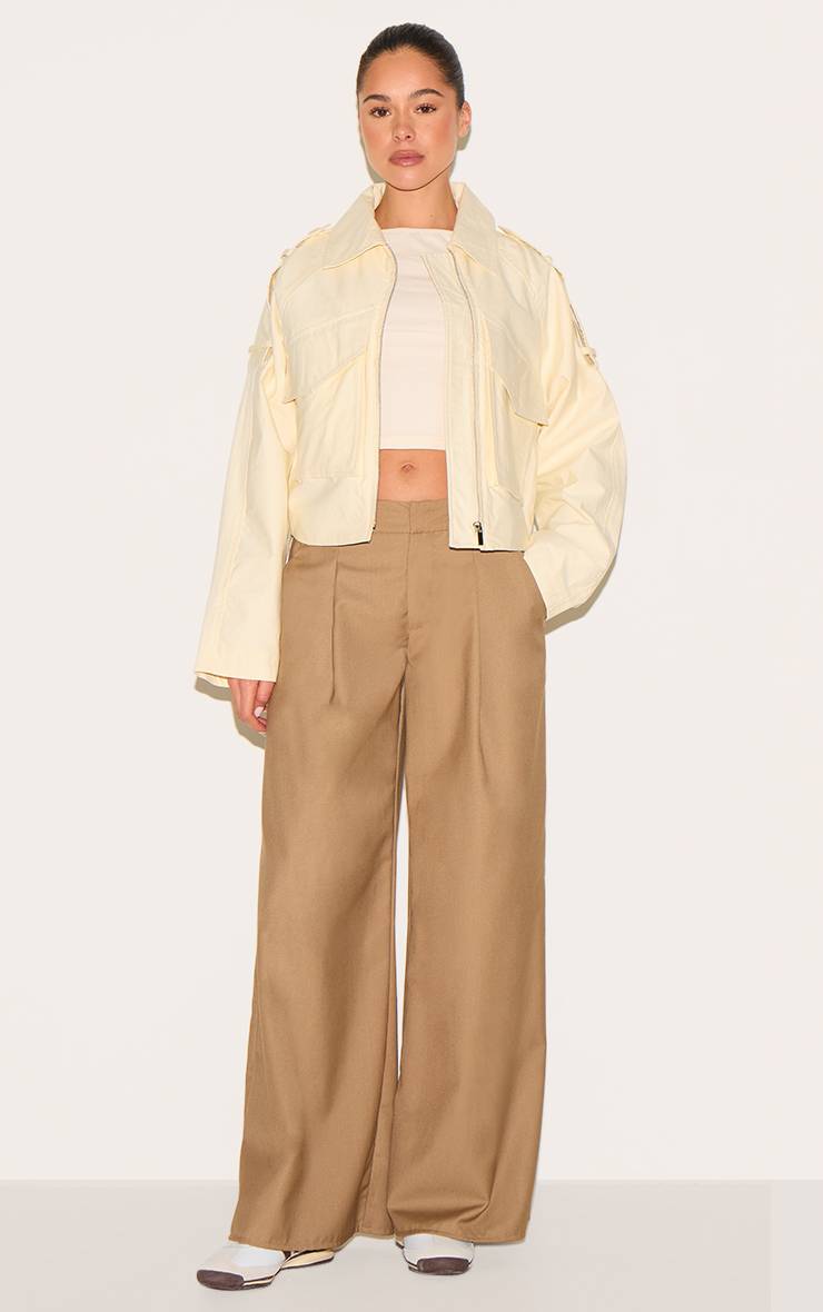 Pale Yellow Veste Courte Zippée Jaune Beurre Avec Détails Trench