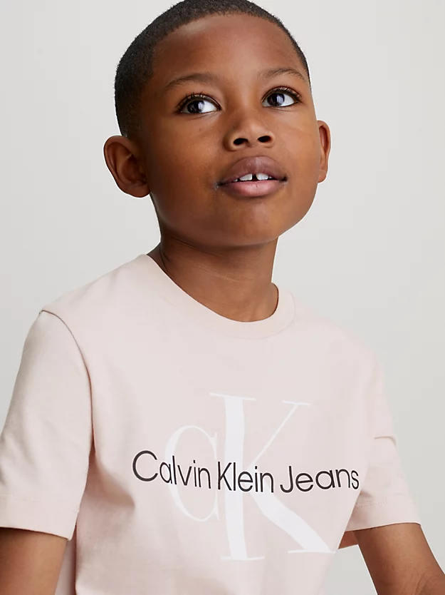 Camiseta infantil com logotipo