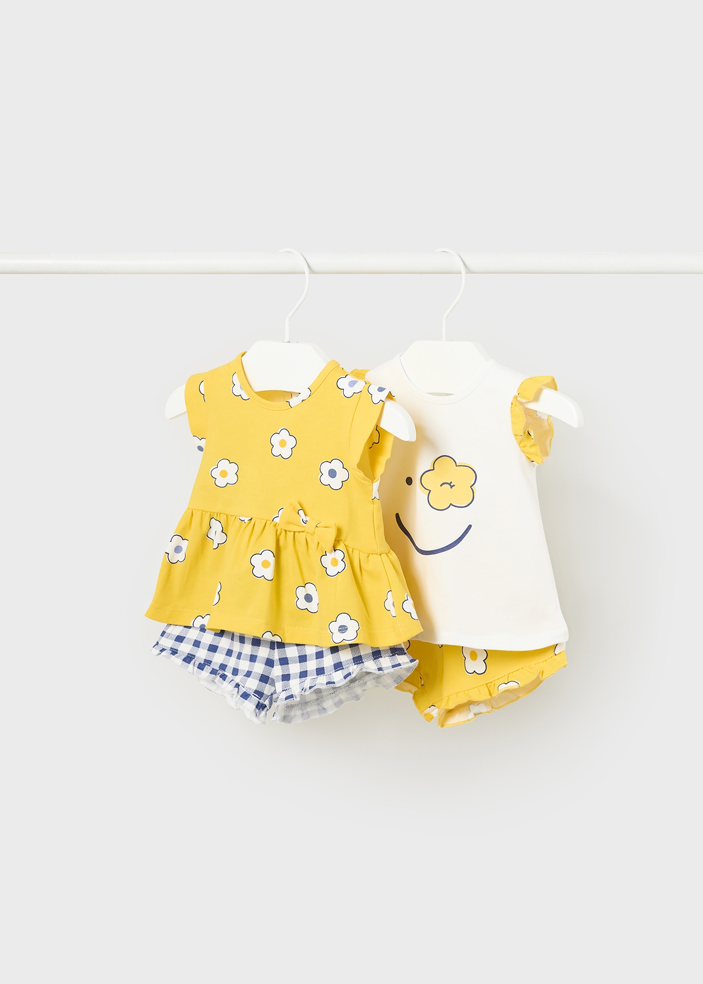 Conjunto de 4 peças em algodão sustentável para recém-nascidos.