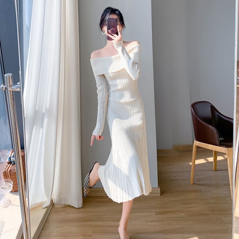 Aurora - Lange mouw off-shoulder effen geribbelde midi A-lijn gebreide jurk