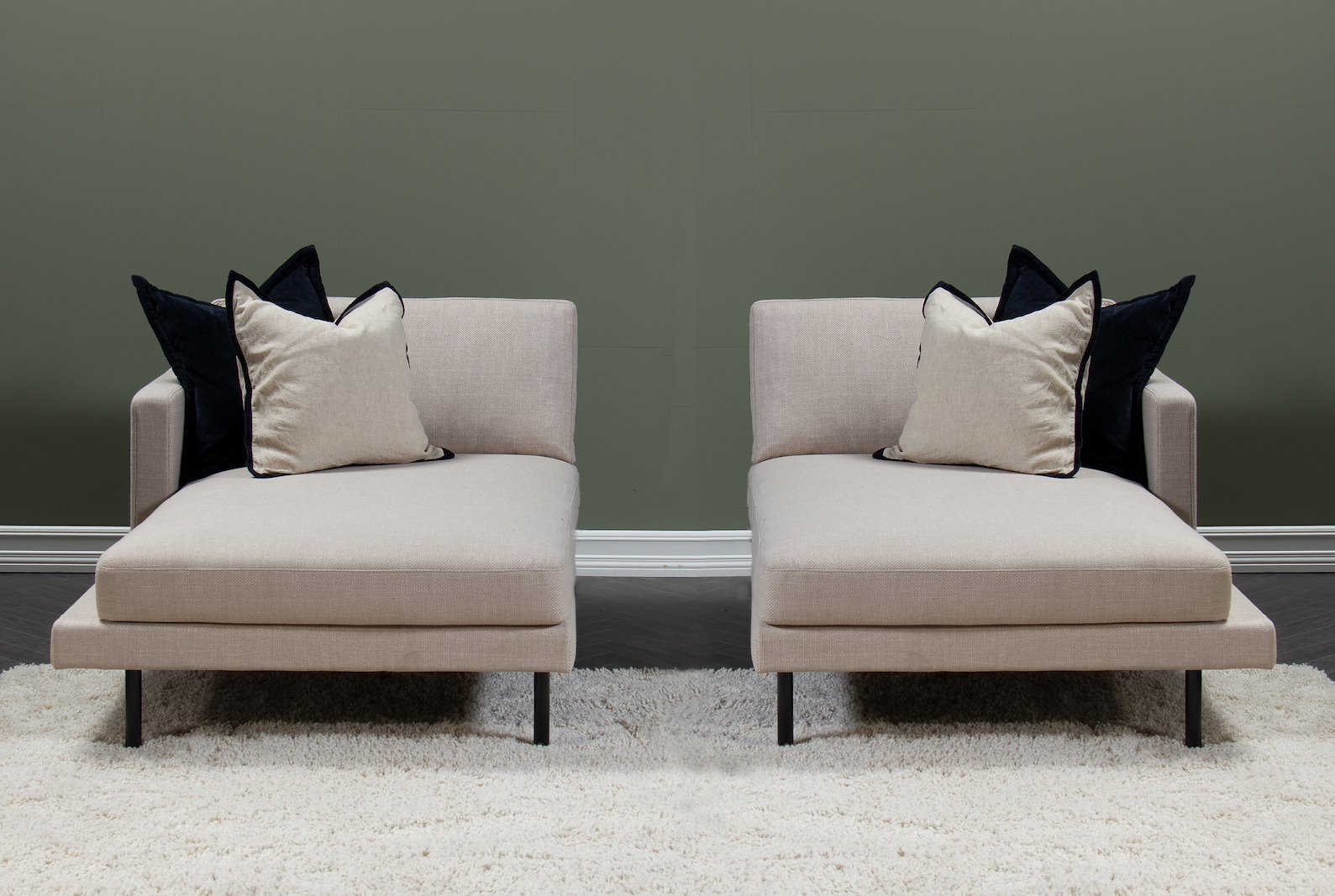 Newport sjeselong arm venstre Tekstil Mia beige med sorte stålben. Tekstiltrukket side høyre