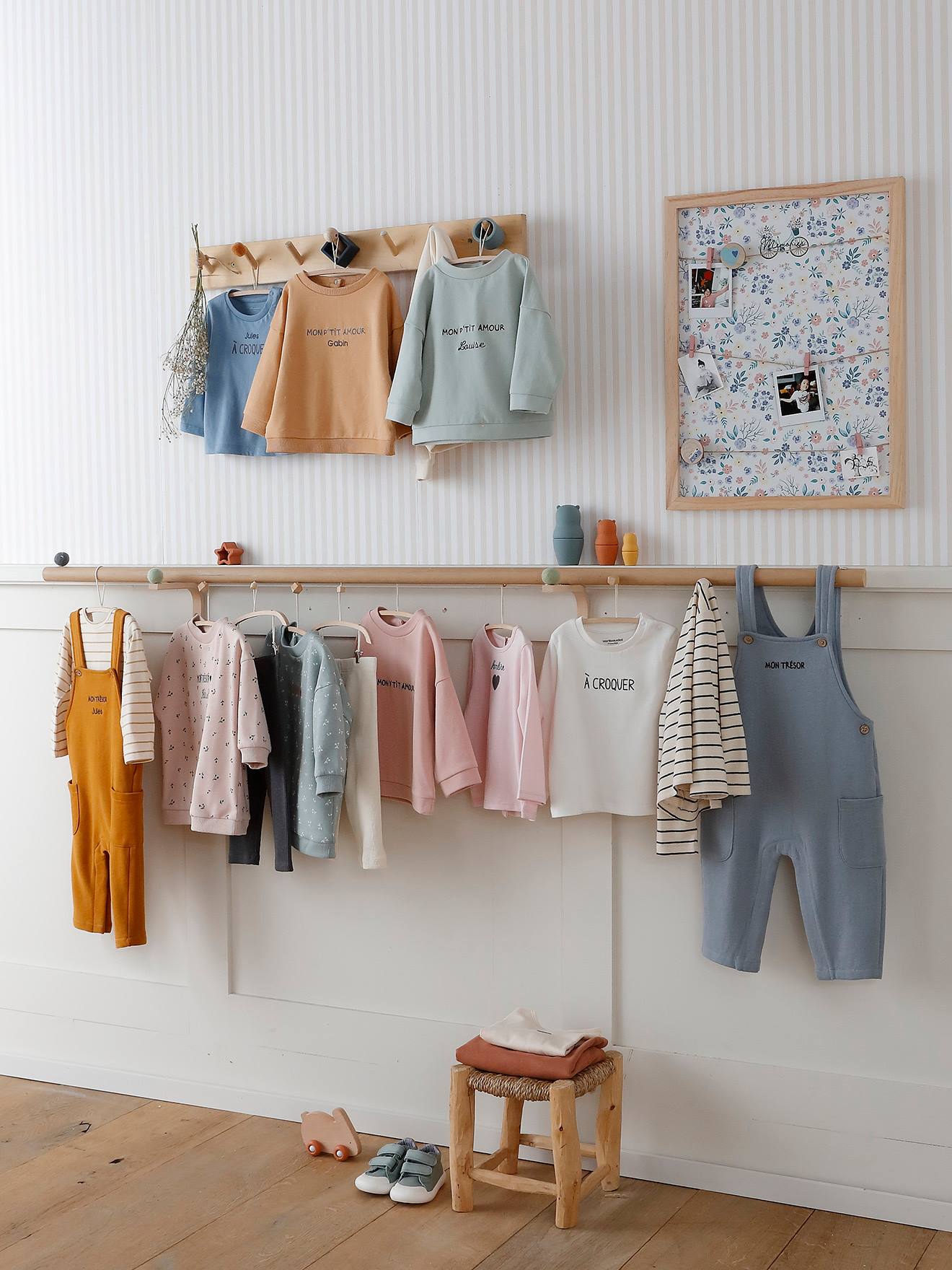 Moletom infantil verde médio liso com estampas e mensagem personalizável.