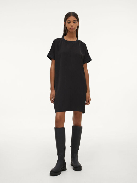 Vestido de manga curta com gola redonda - Preto